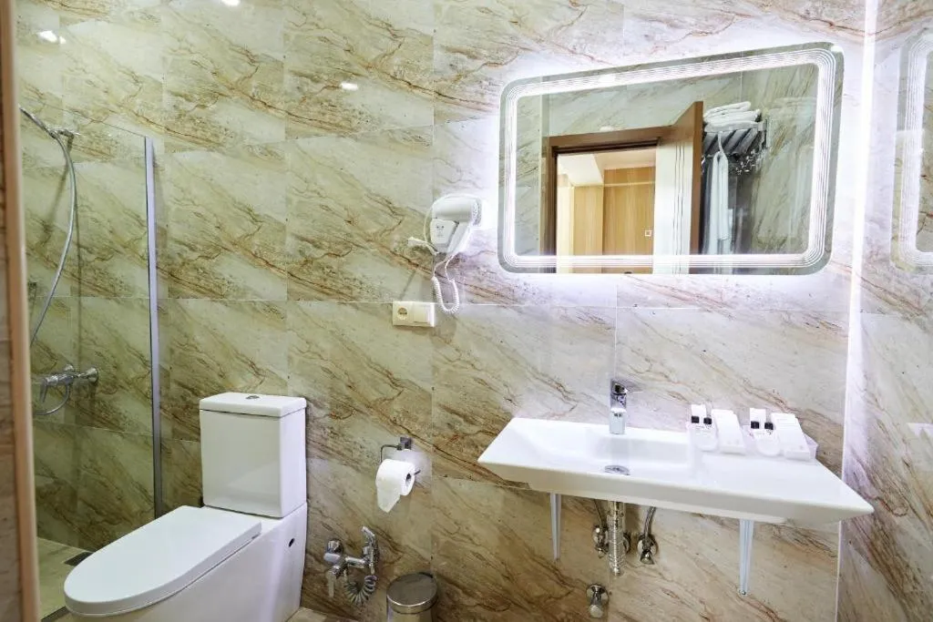 Toilet in The Hilltop Skyline Hotel