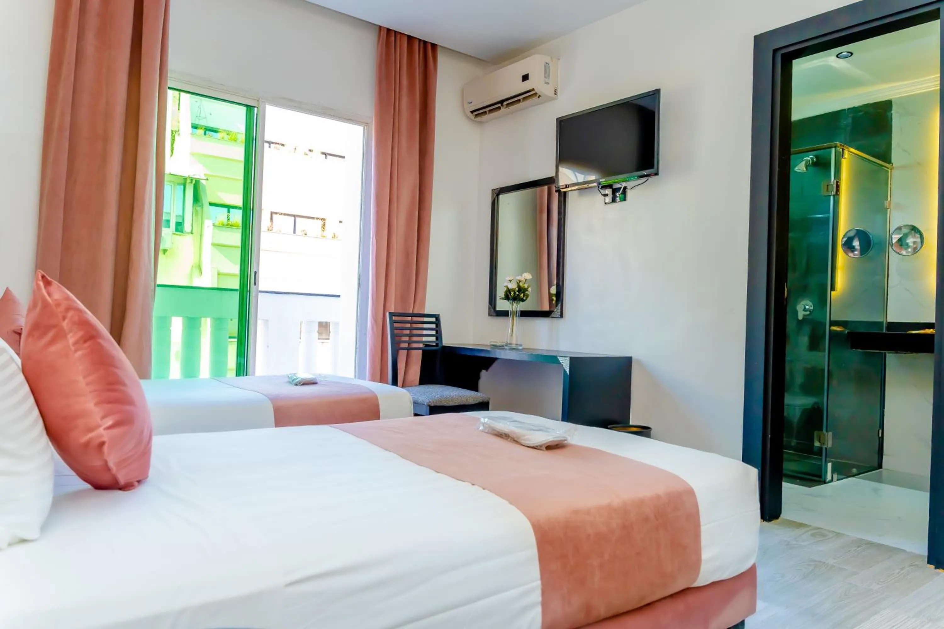 Bathroom, Bed in Hotel Les Ambassadeurs