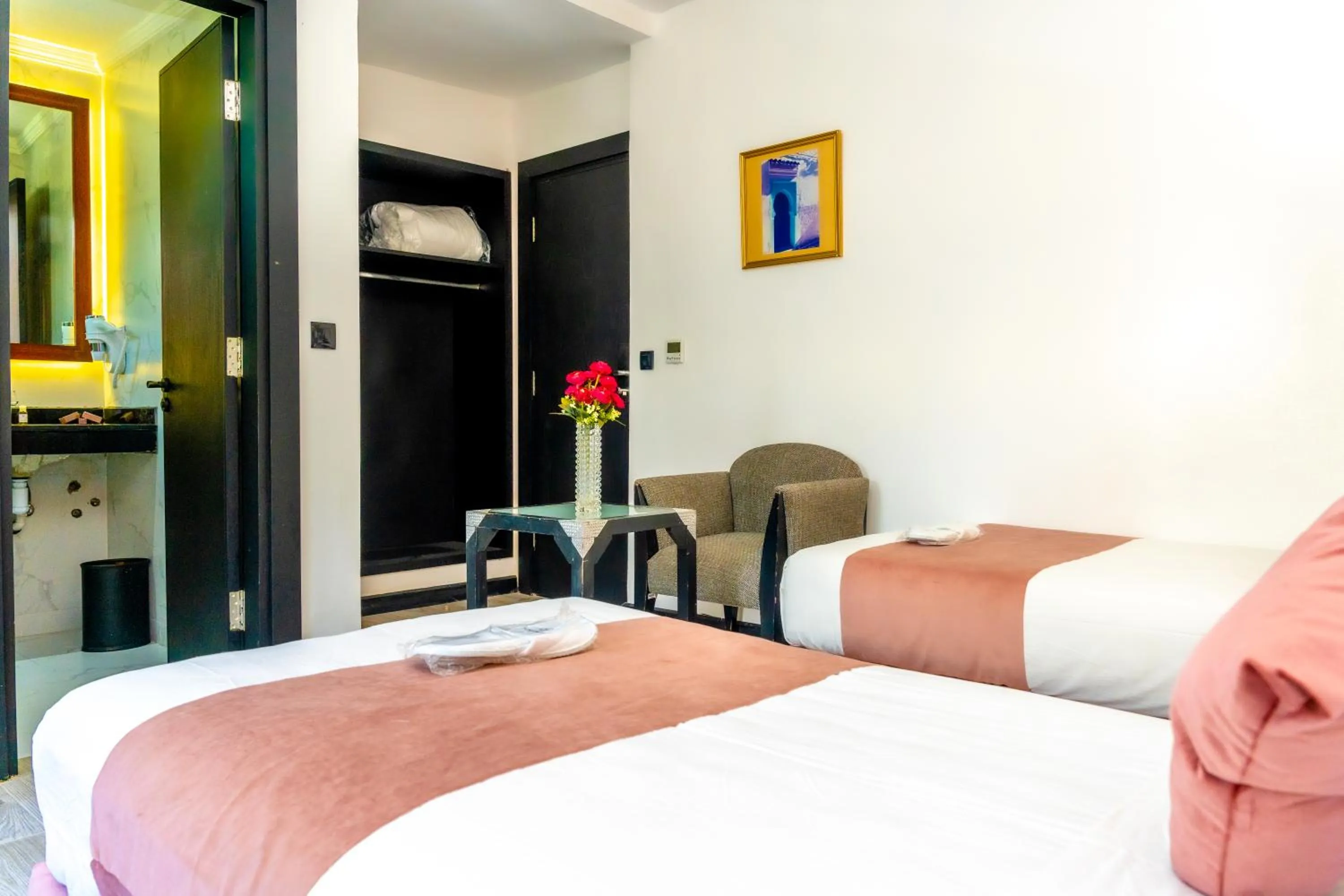 Photo of the whole room, Bed in Hotel Les Ambassadeurs