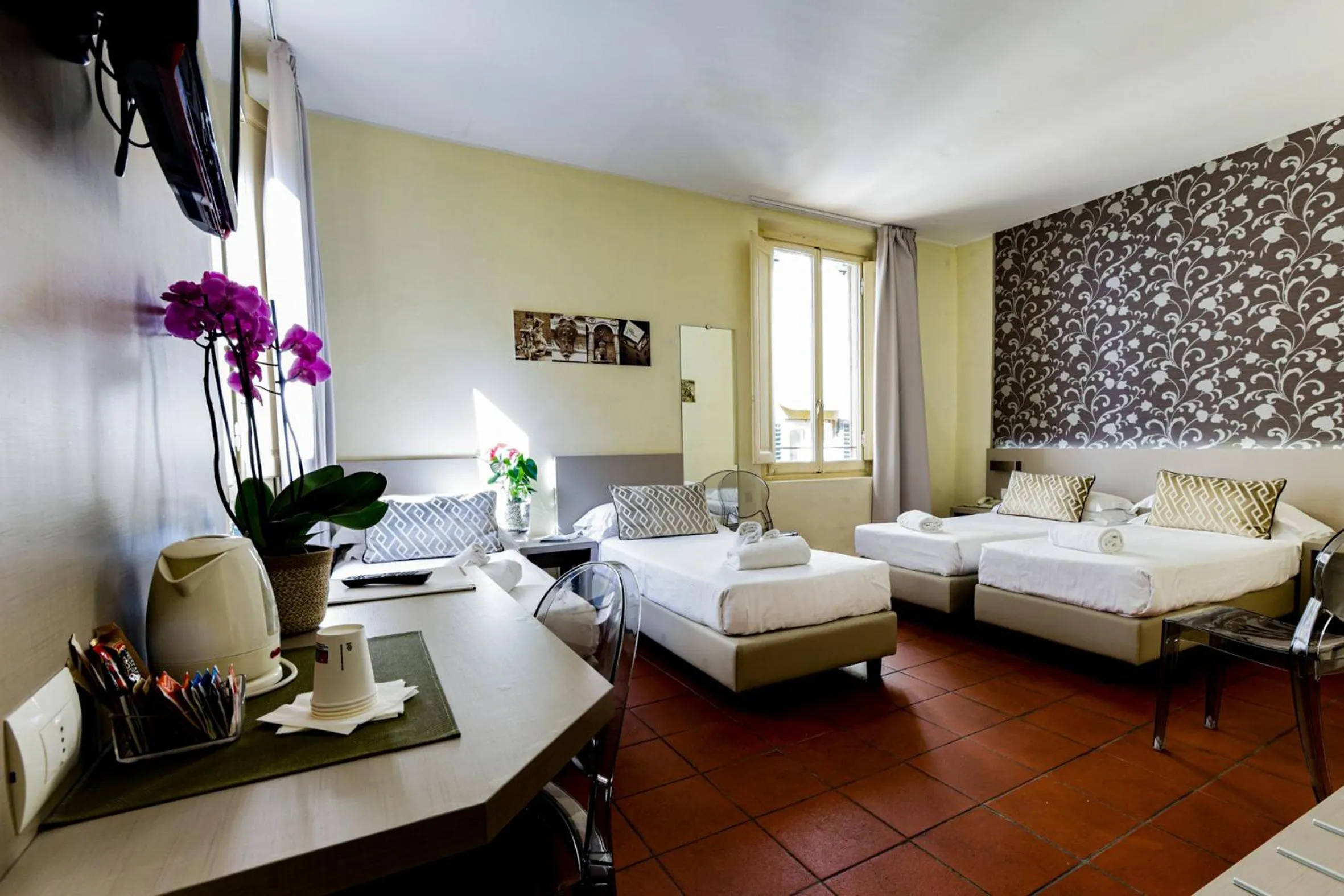 View (from property/room), Bed in Albergo Firenze