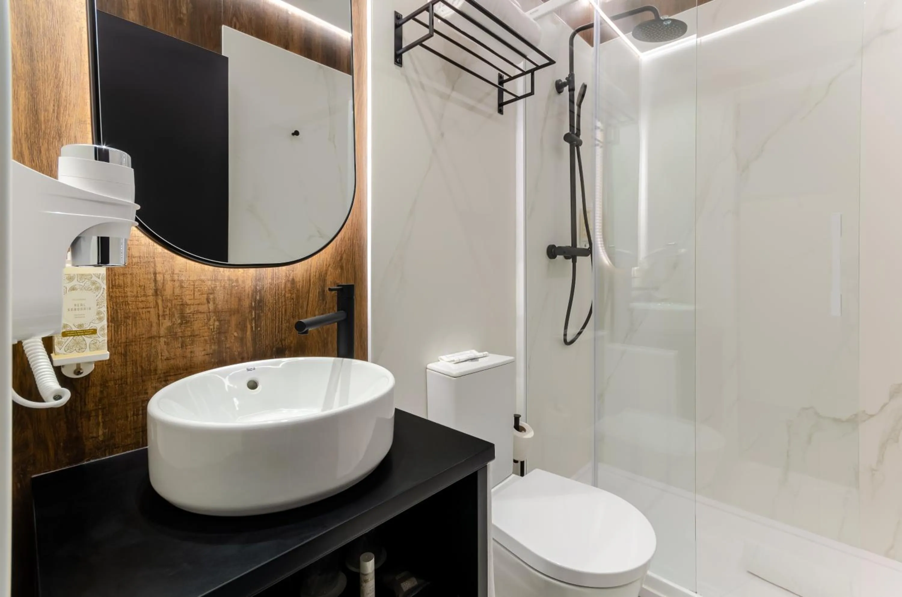 Bathroom in Nicola Rossio Hotel