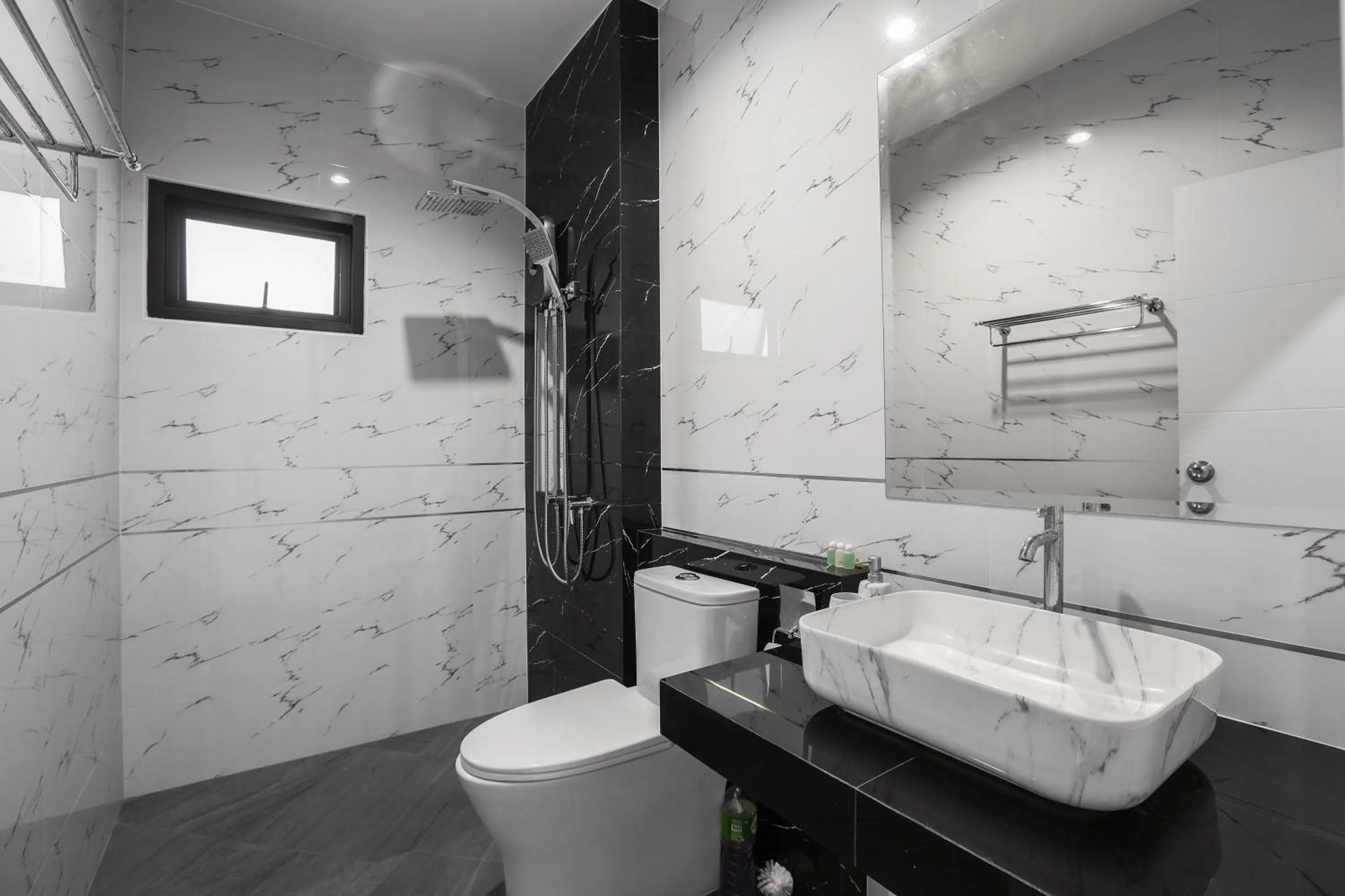 Bathroom in De Piraya residence
