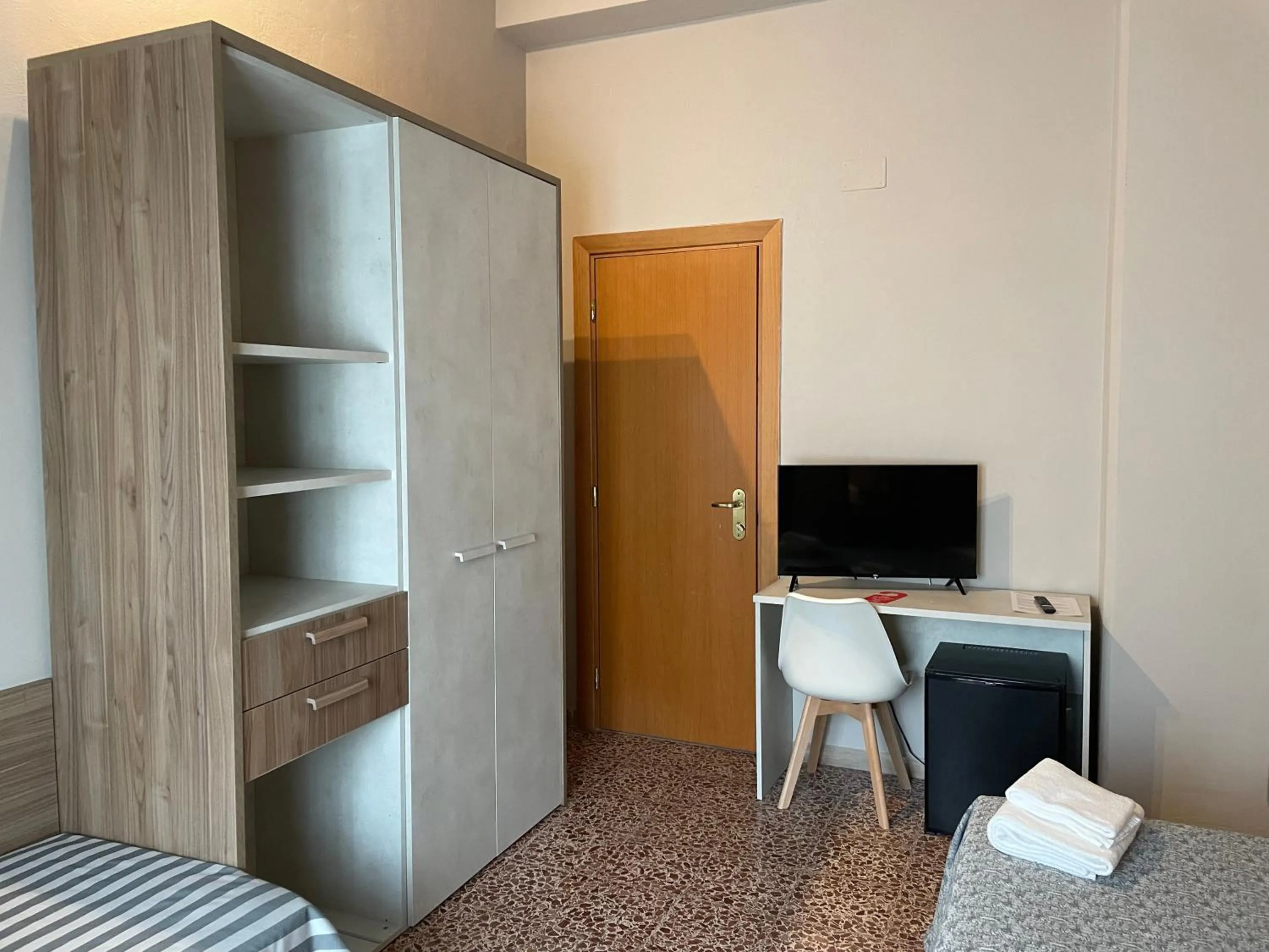 wardrobe, Bed in Hotel Lukas Vegetarian & Vegan