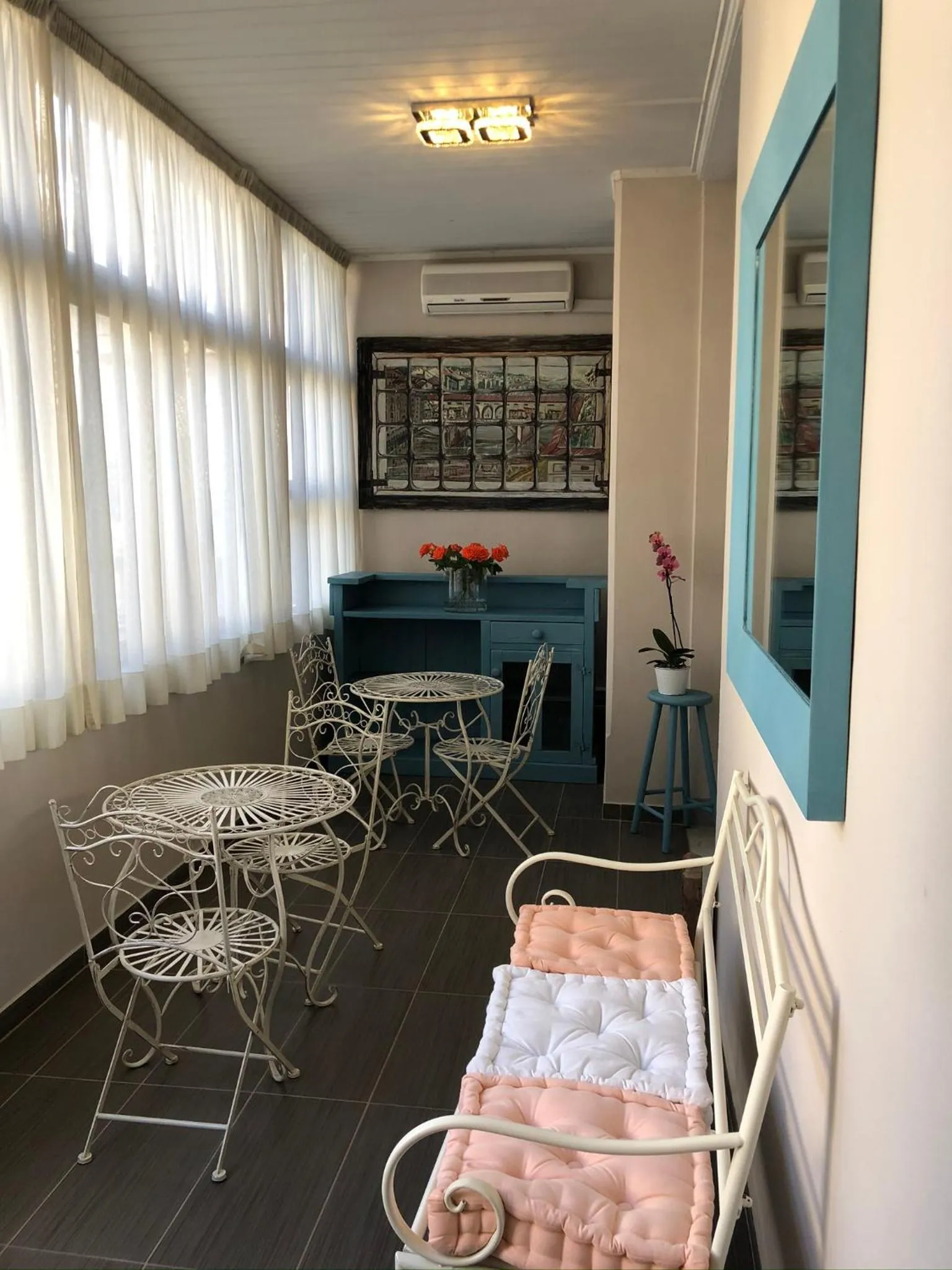 Communal lounge/ TV room in Hotel Lukas Vegetarian & Vegan