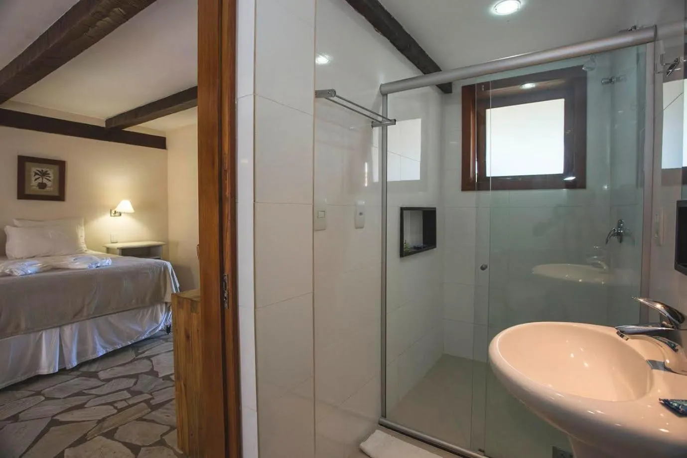 Shower, Bed in Pousada Blue Ocean