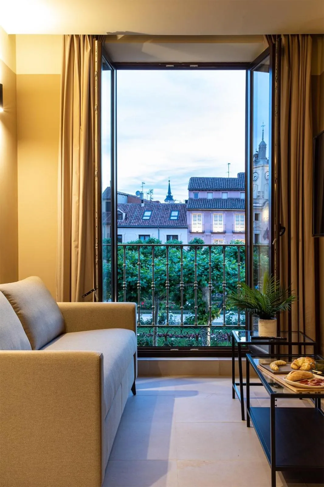 TV and multimedia in CASA Y FONDA 1888