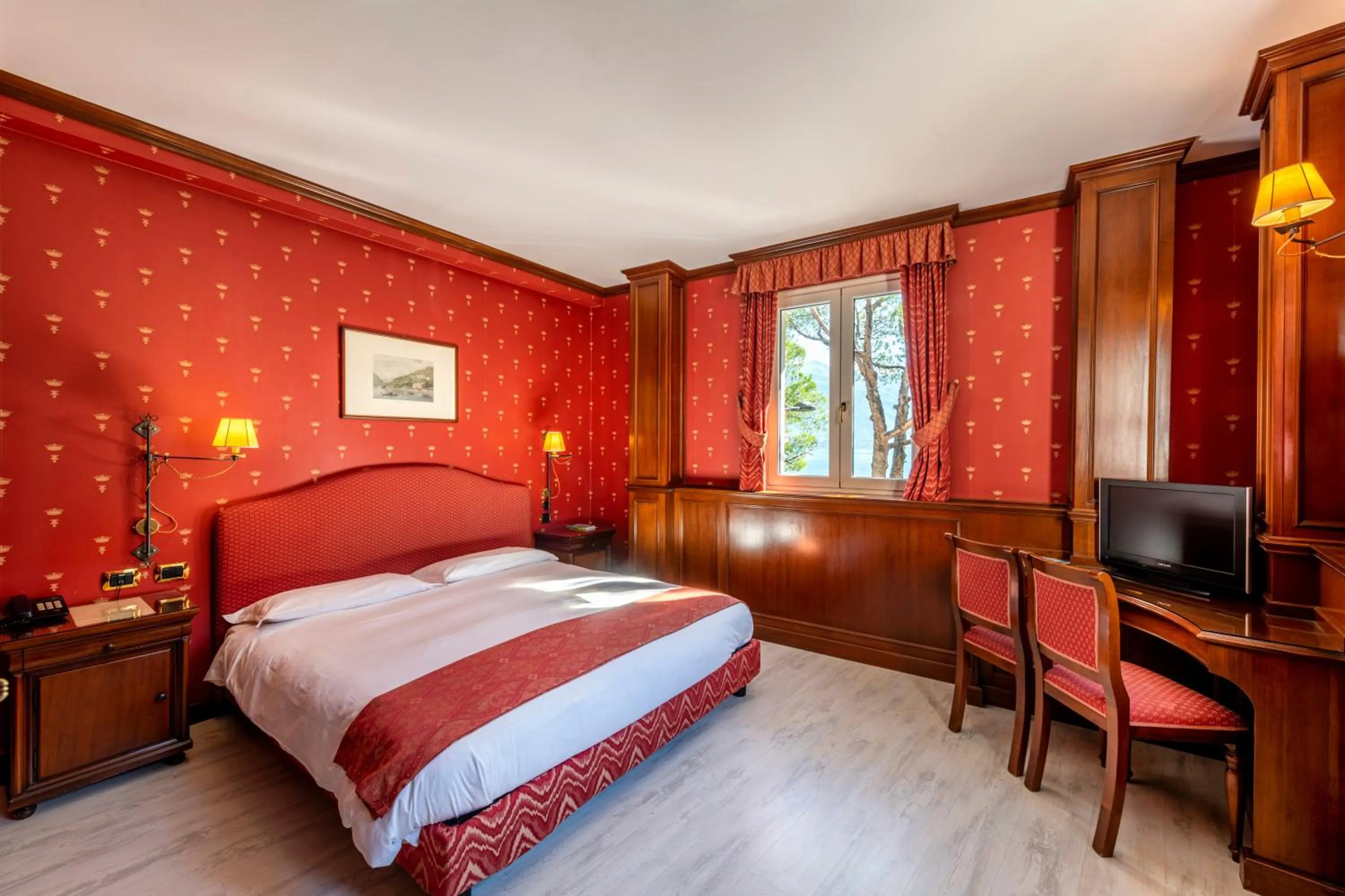 Photo of the whole room, Bed in Hotel Du Lac Menaggio