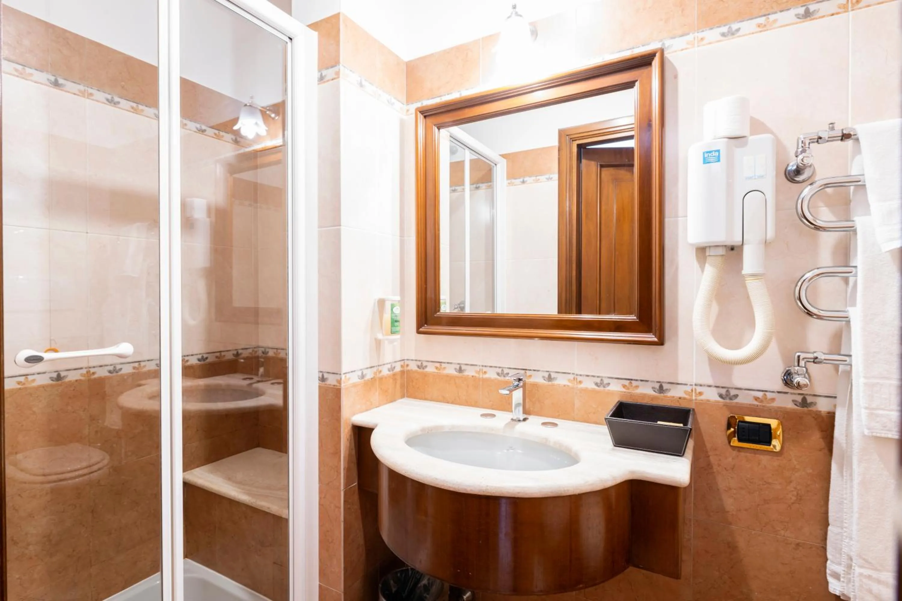 Bathroom in Hotel Du Lac Menaggio