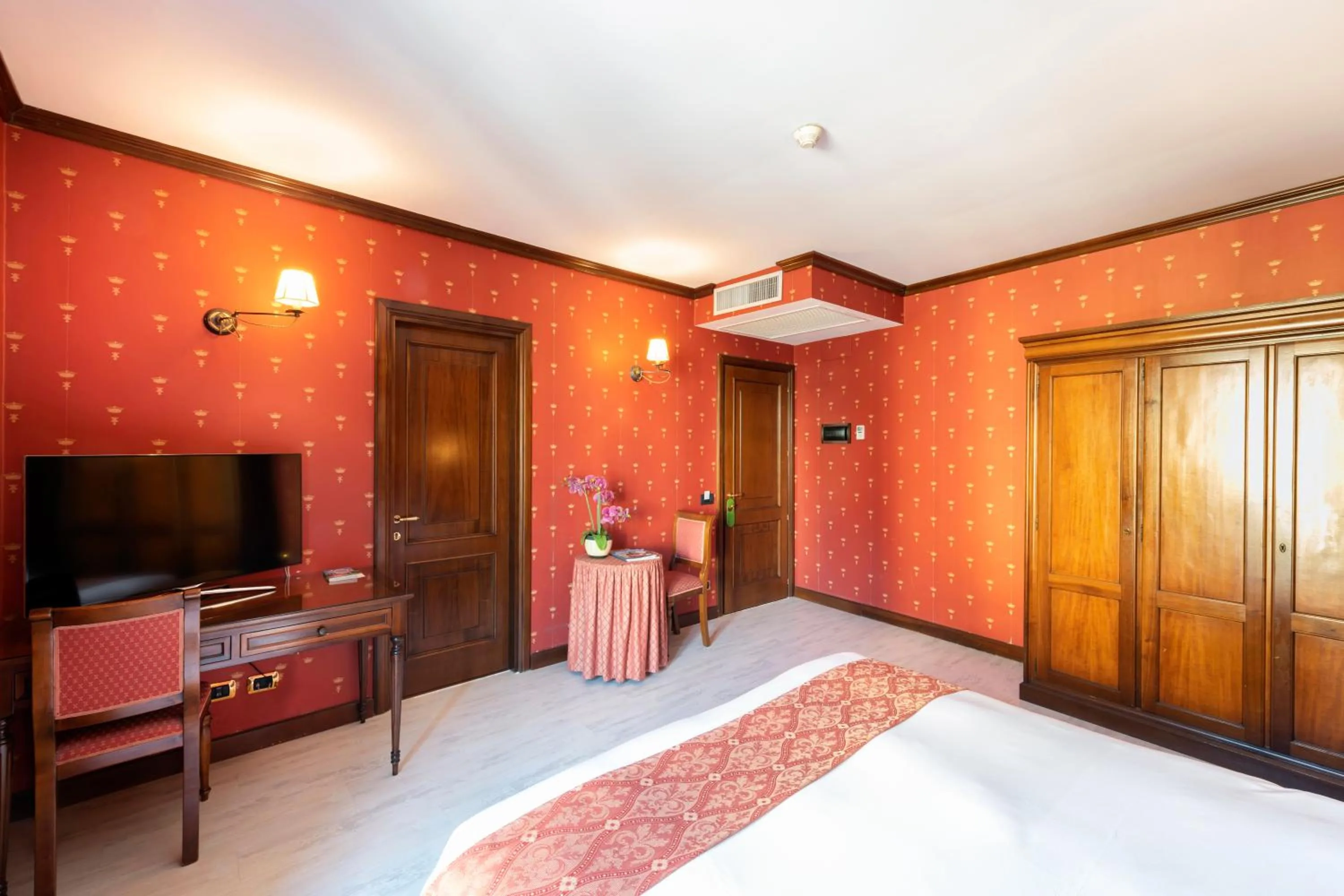 Bedroom, Bed in Hotel Du Lac Menaggio