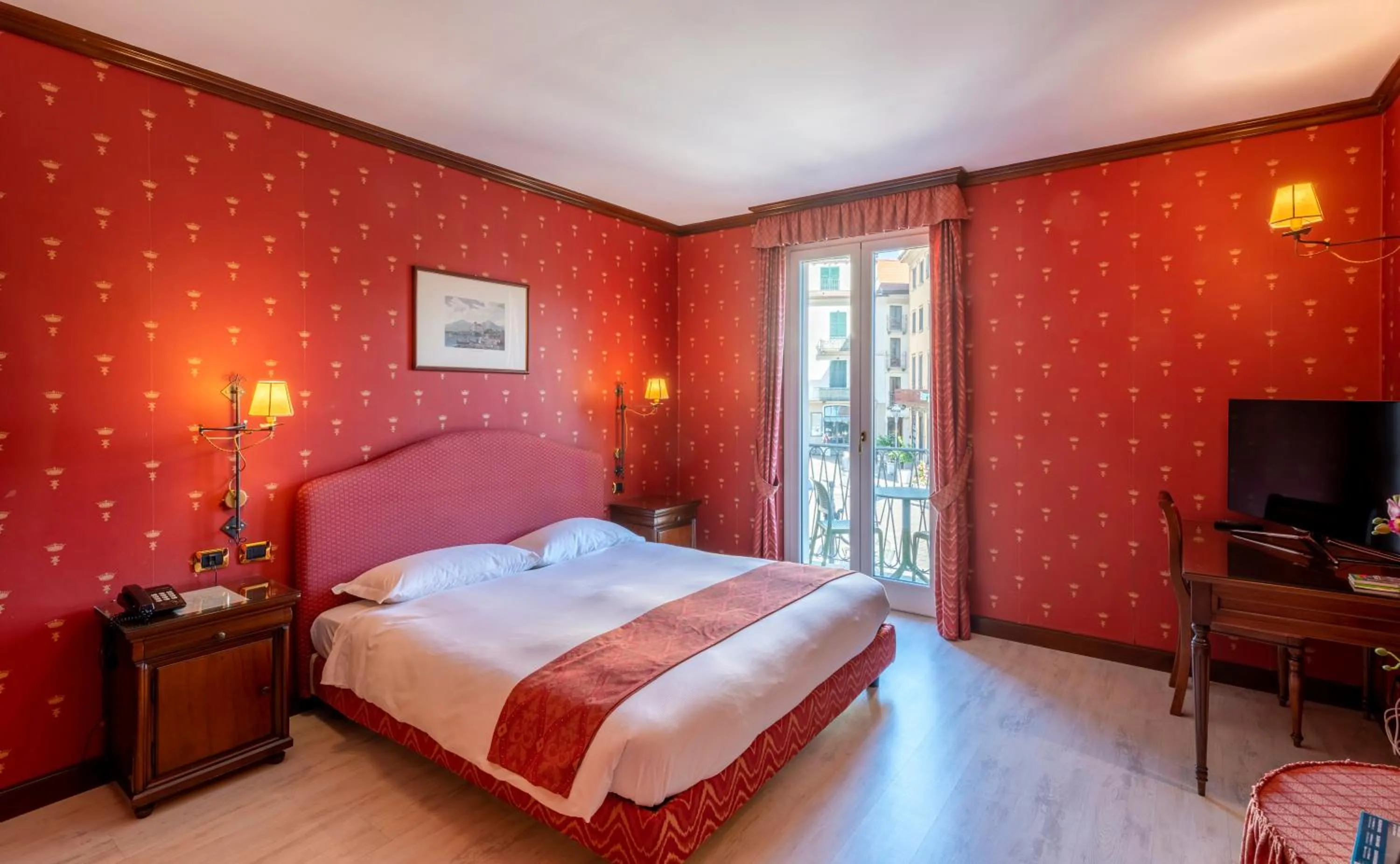 Photo of the whole room, Bed in Hotel Du Lac Menaggio