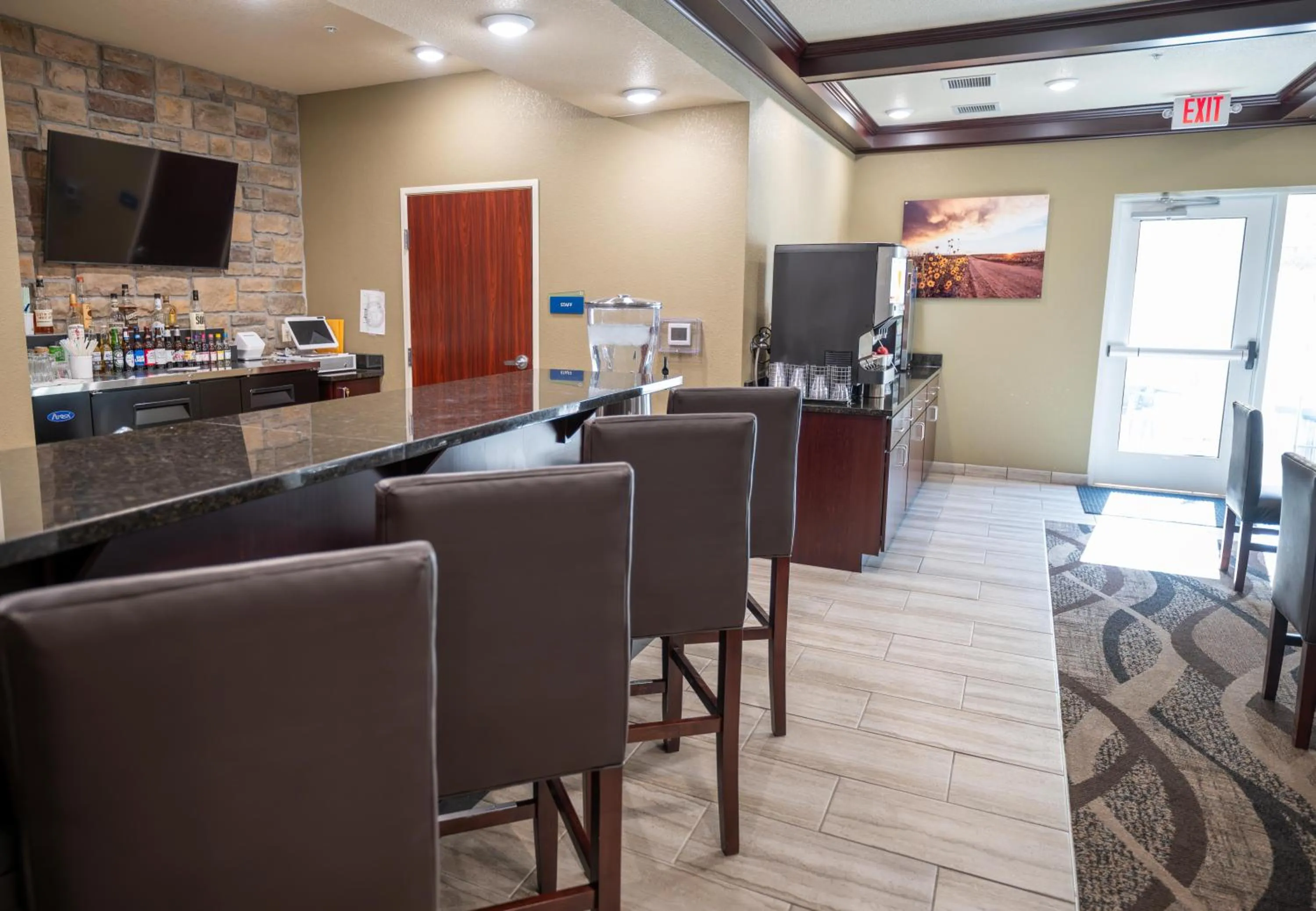Lounge or bar in Cobblestone Hotel & Suites - Lamar
