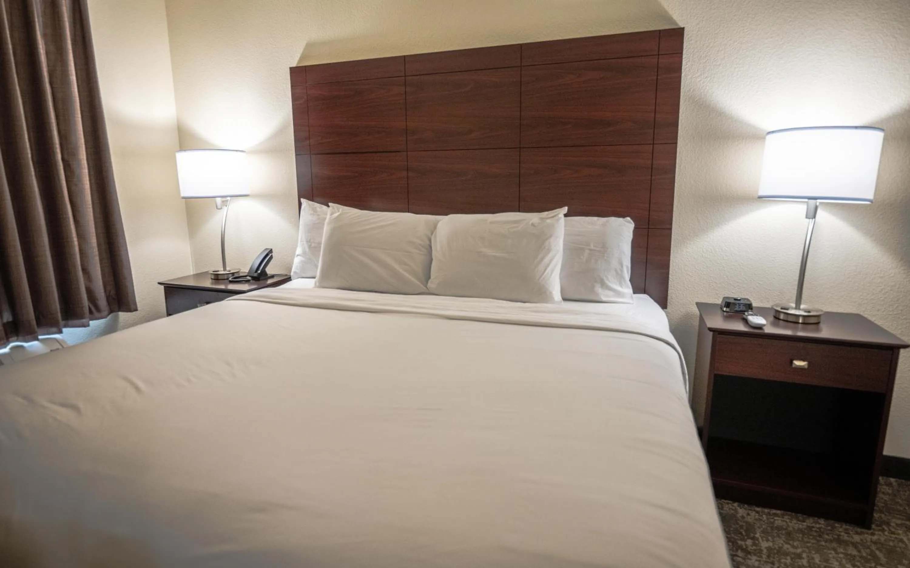 Bed in Cobblestone Hotel & Suites - Lamar