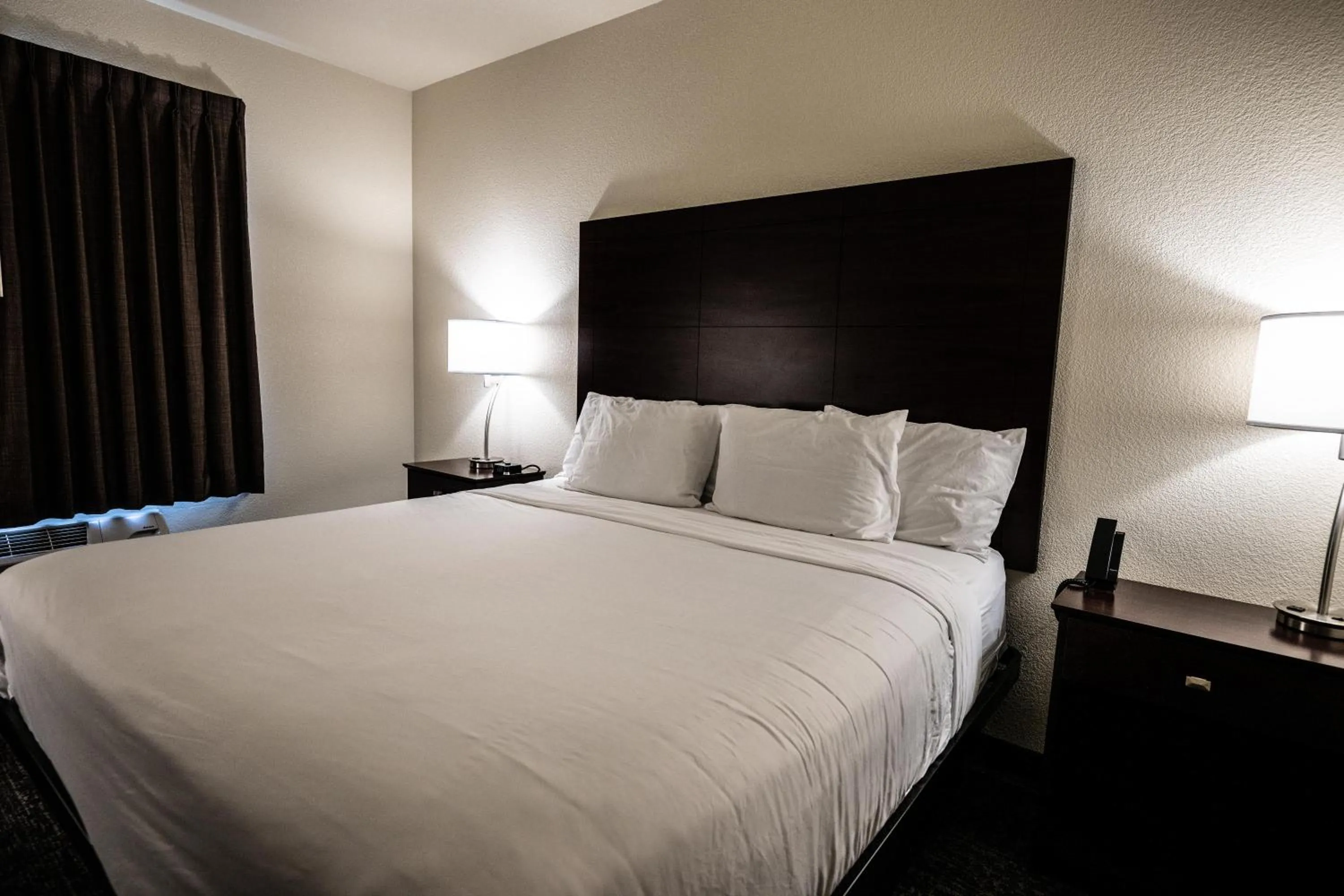 Bed in Cobblestone Hotel & Suites - Lamar