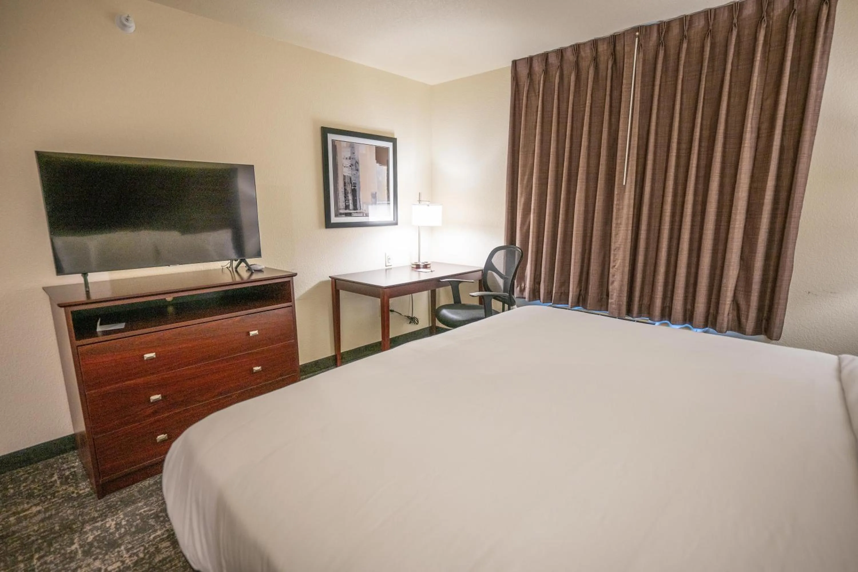 Bedroom, Bed in Cobblestone Hotel & Suites - Lamar