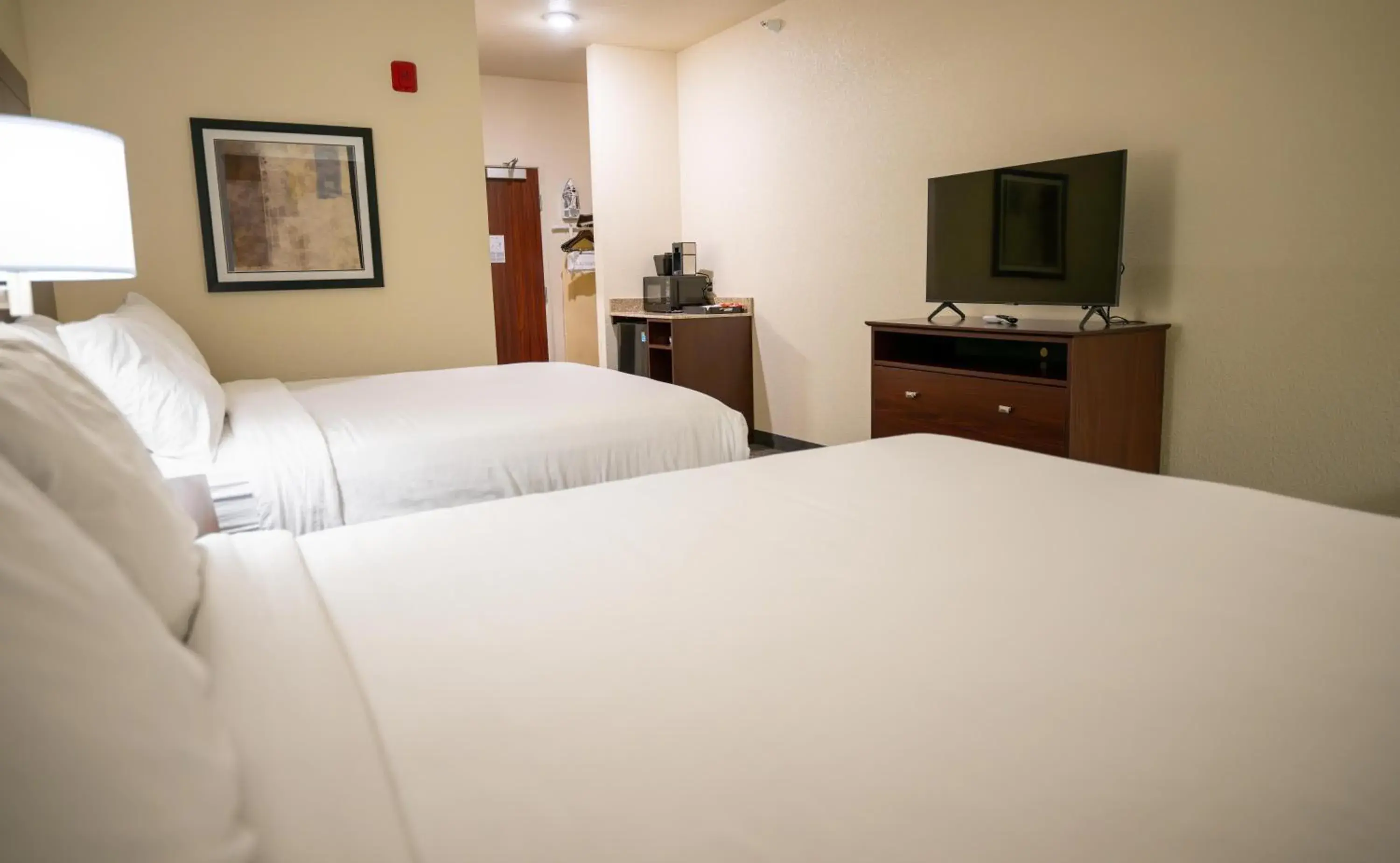 Queen Room - Disability Access in Cobblestone Hotel & Suites - Lamar Queen Room - Disability Access in Cobblestone Hotel & Suites - Lamar