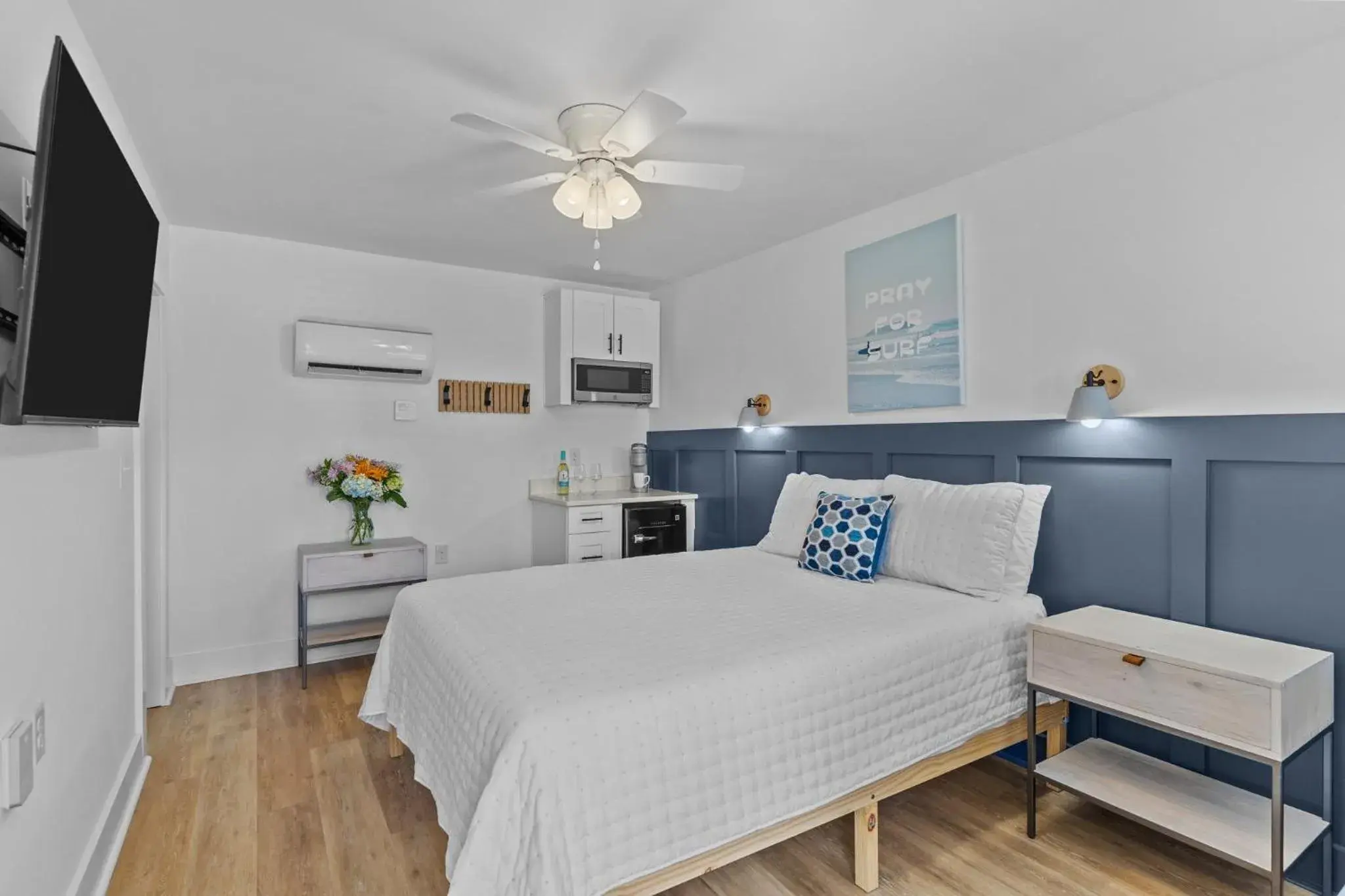 Deluxe Queen Room in The Beach House at Oak Island by Carolina Resorts Deluxe Queen Room in The Beach House at Oak Island by Carolina Resorts