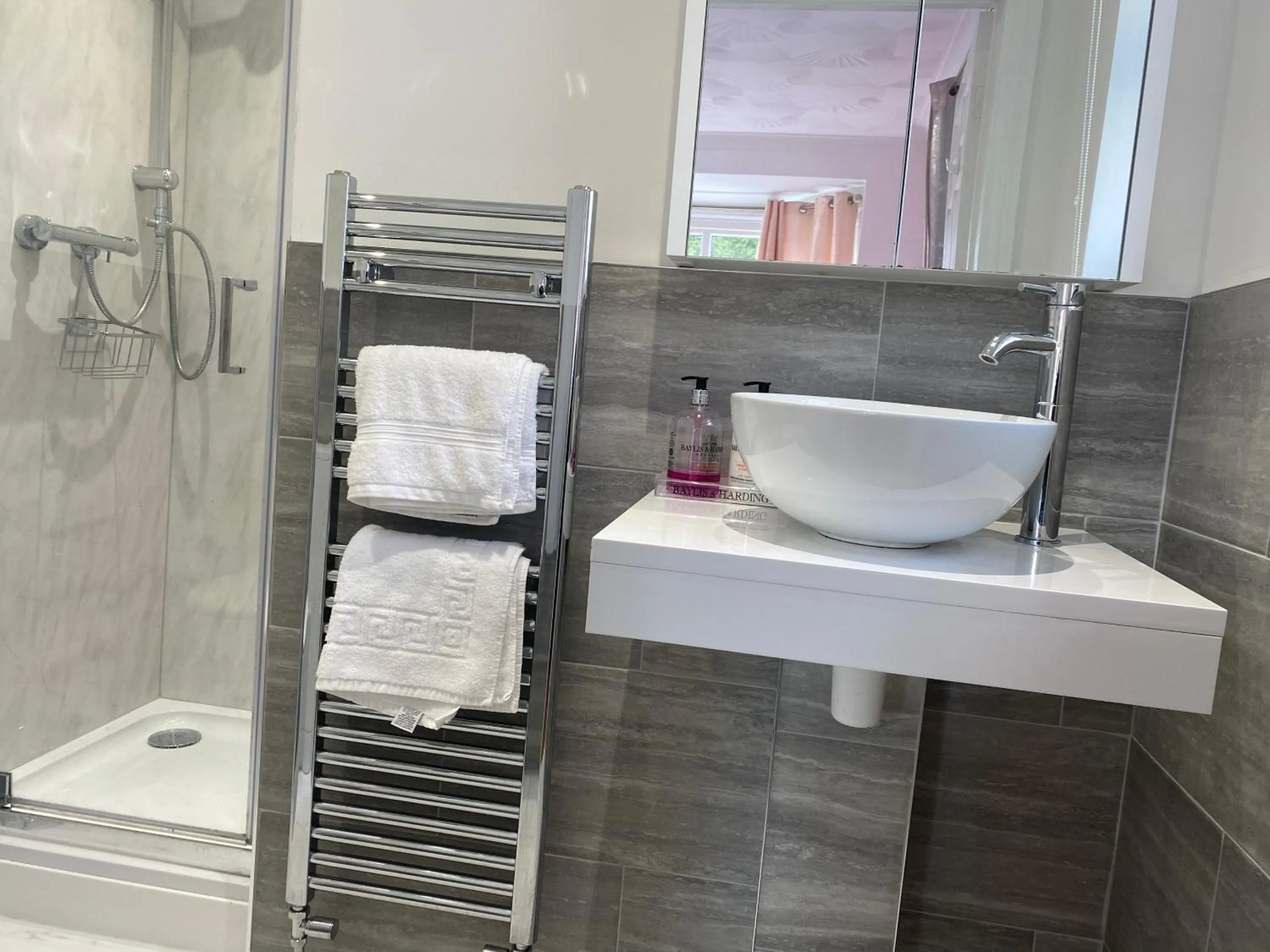 Bathroom, Bed in The Lily Pad near Poole Dorset Self contained private entrance and free parking