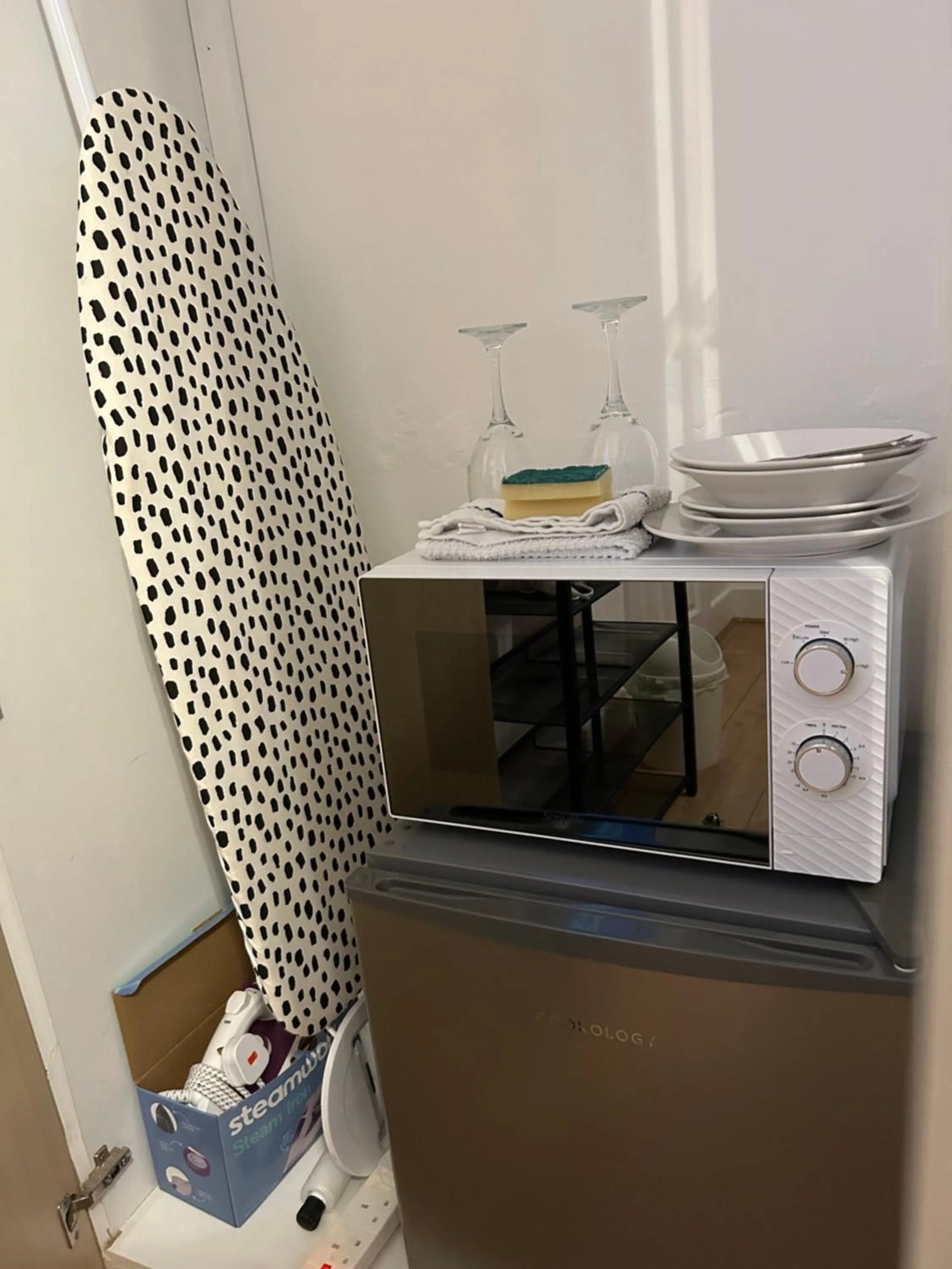 The Lily Pad near Poole Dorset Self contained private entrance and free parking