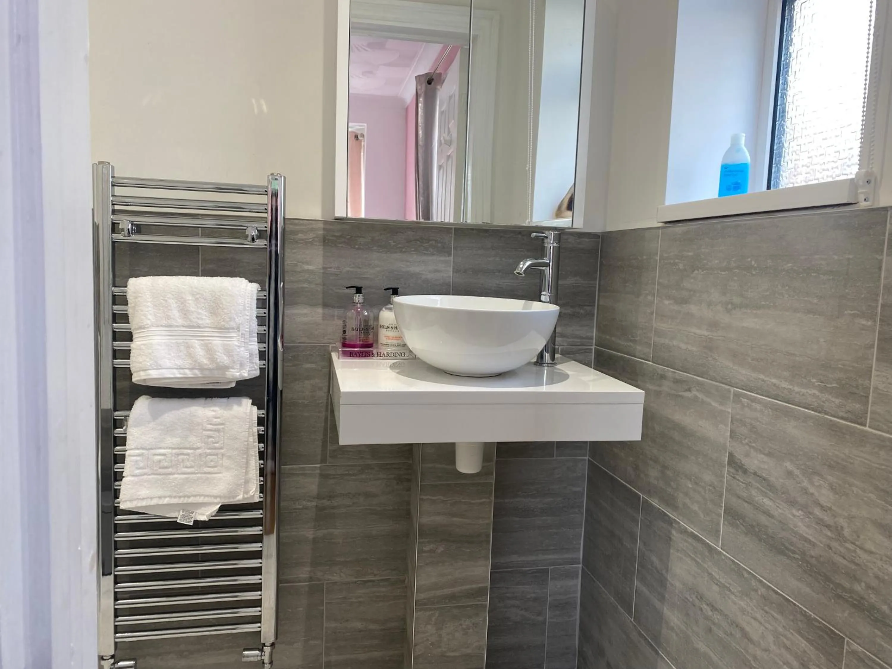 Bathroom in The Lily Pad near Poole Dorset Self contained private entrance and free parking