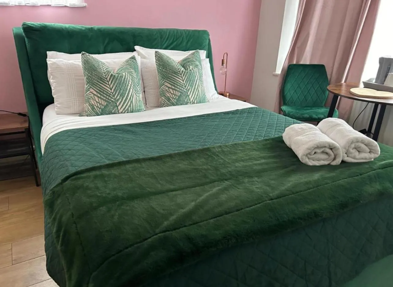 Bed in The Lily Pad near Poole Dorset Self contained private entrance and free parking