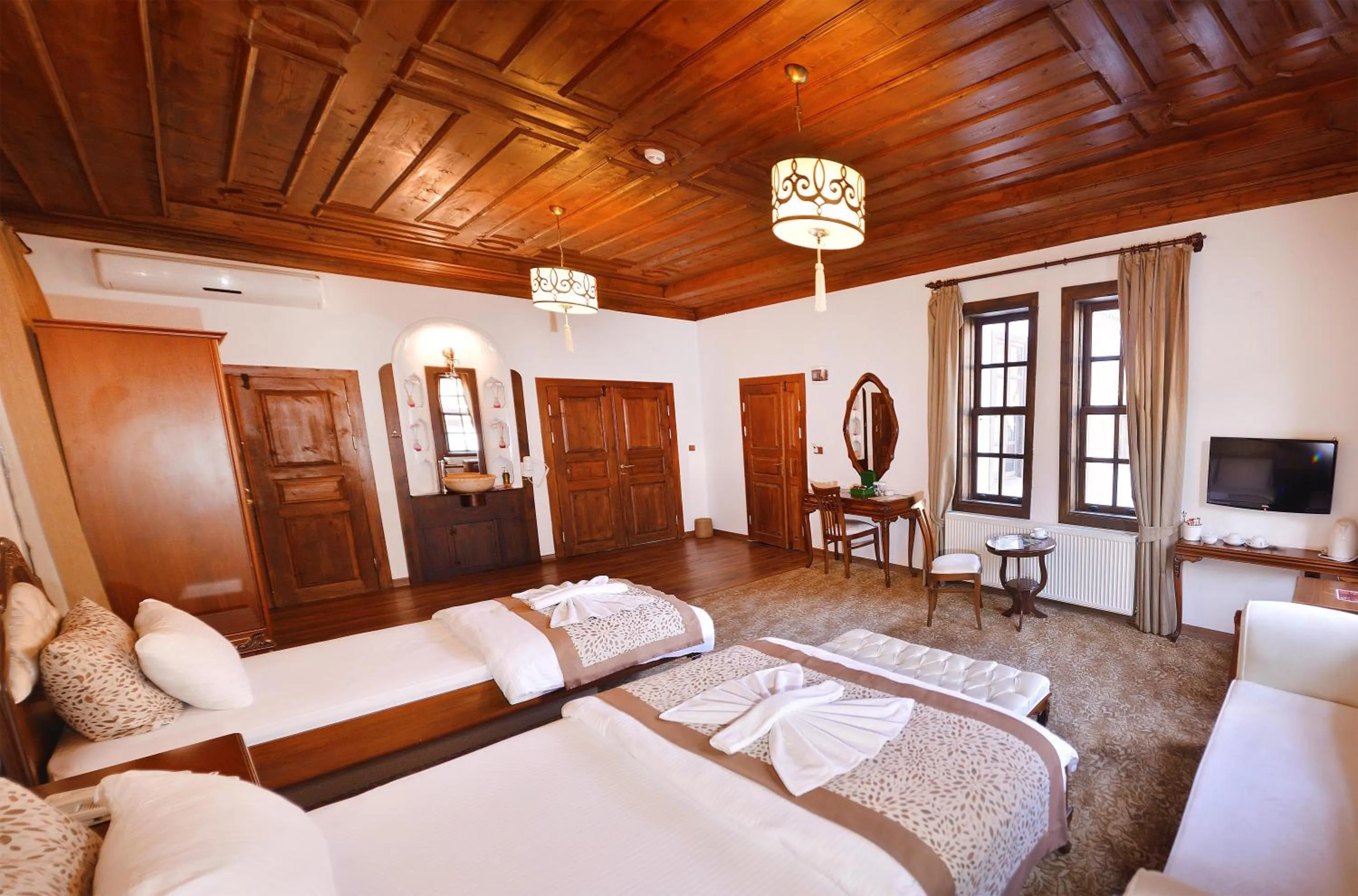 Photo of the whole room, Bed in Uluhan Hotel