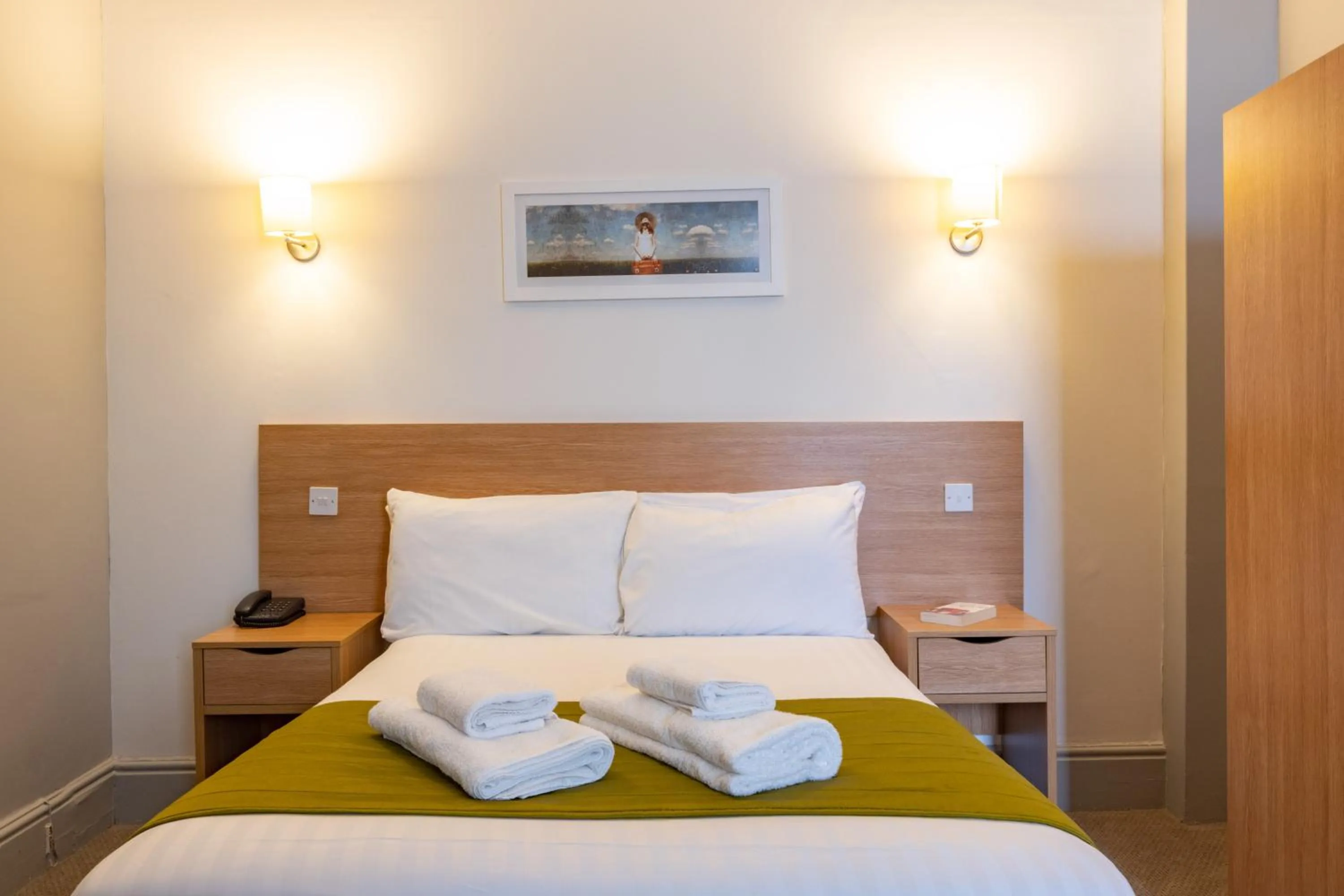 Photo of the whole room, Bed in The Burlington Hotel