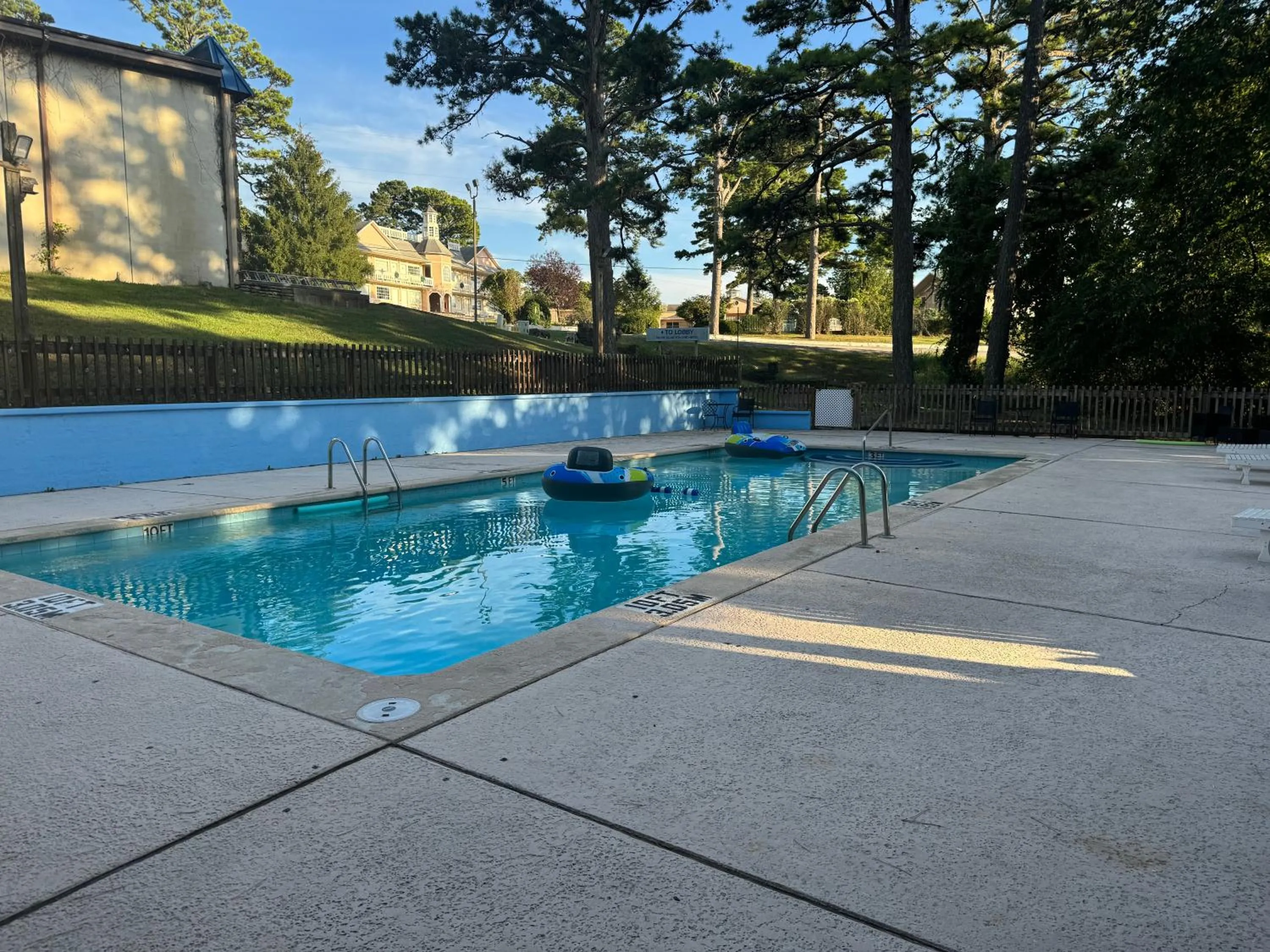 Swimming pool in Eureka Springs Heritage Motel