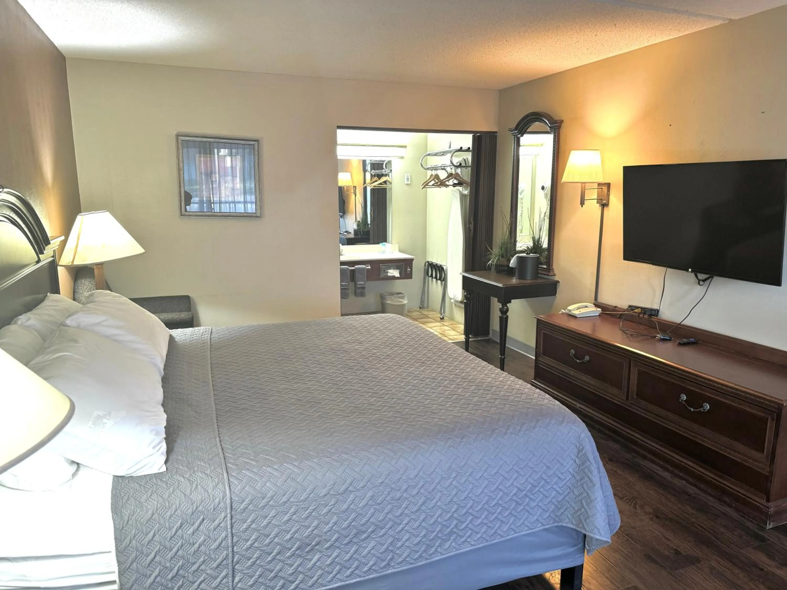 Bed in Eureka Springs Heritage Motel