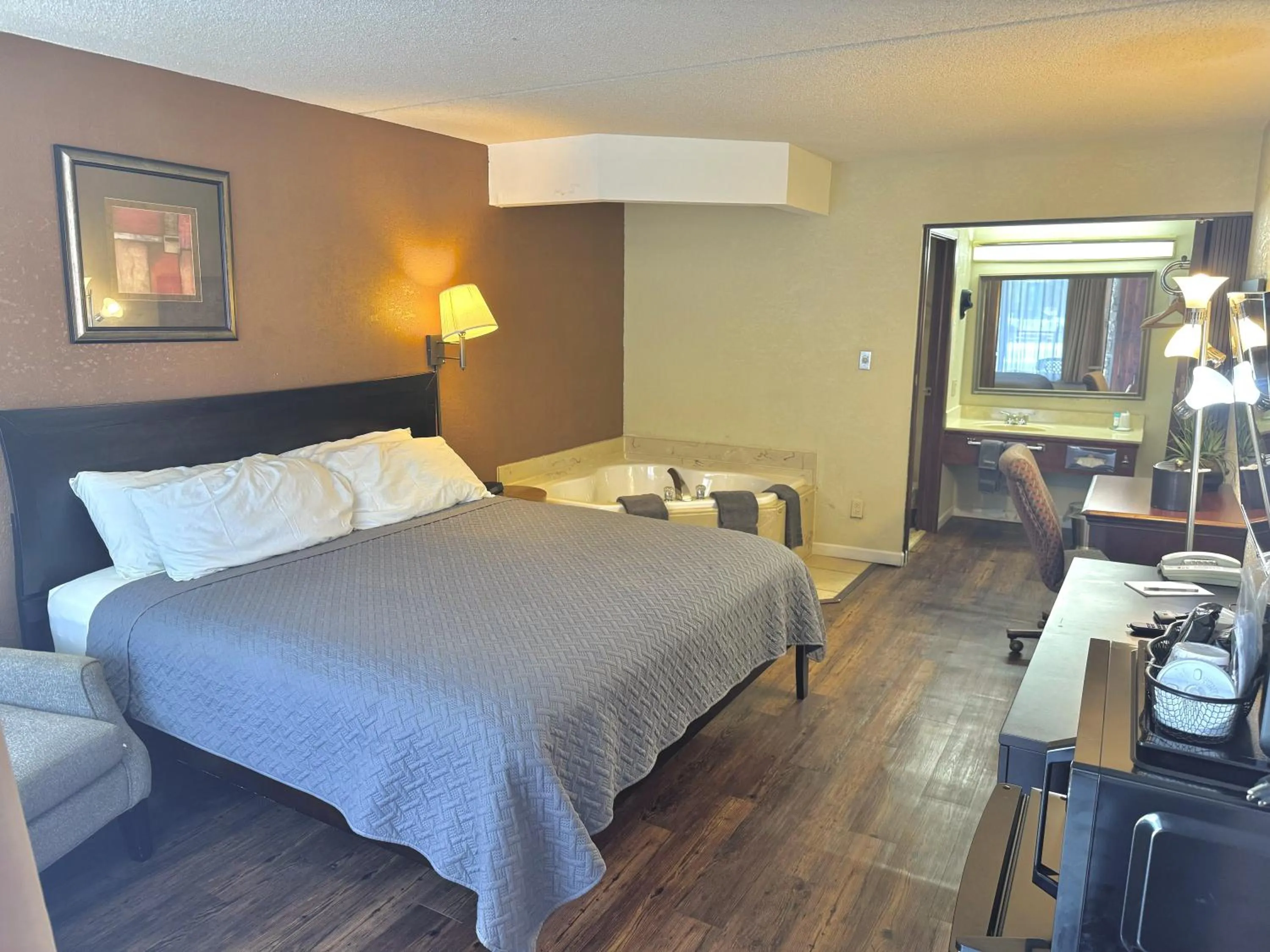 Bed in Eureka Springs Heritage Motel