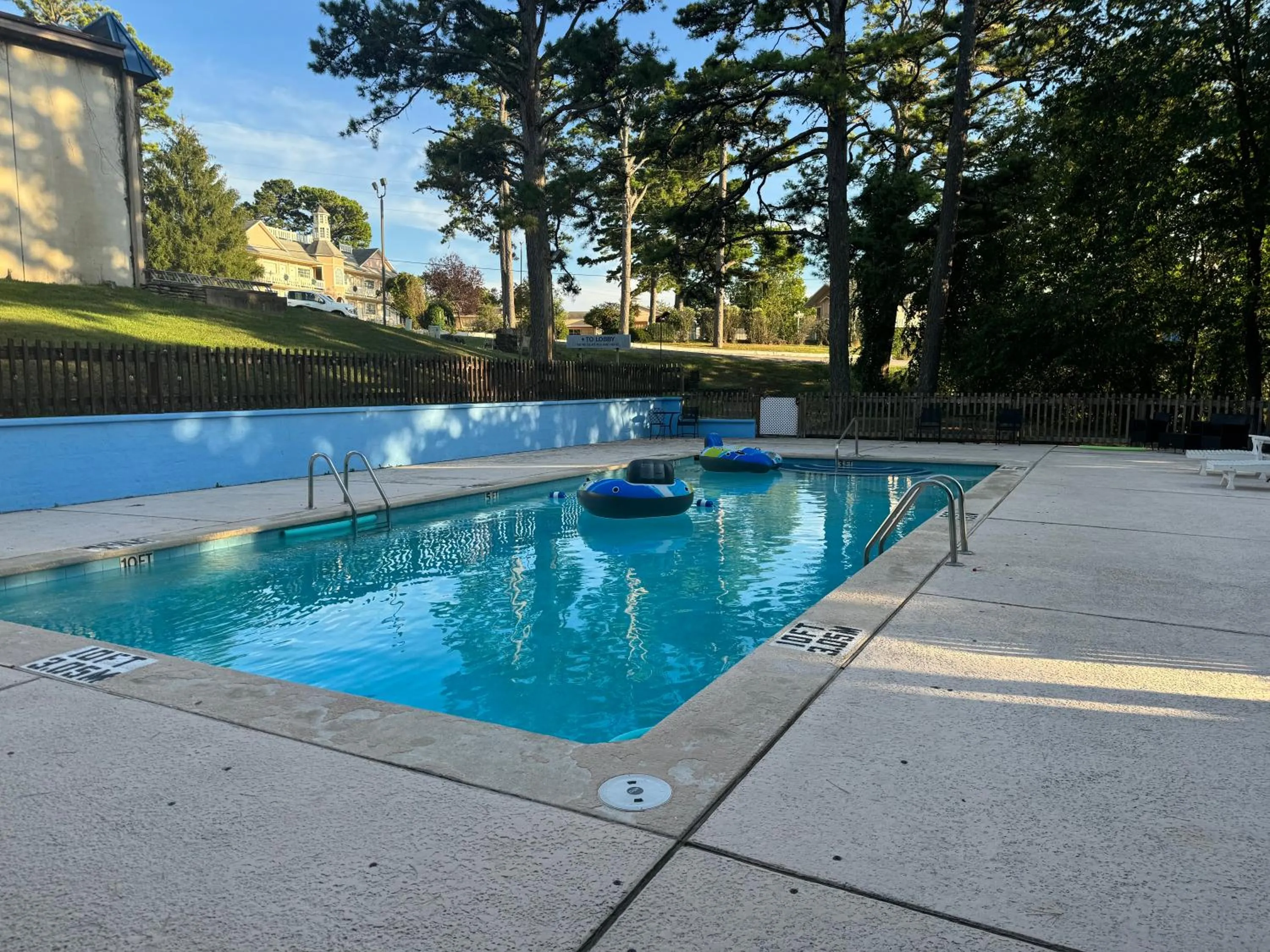 Swimming pool in Eureka Springs Heritage Motel