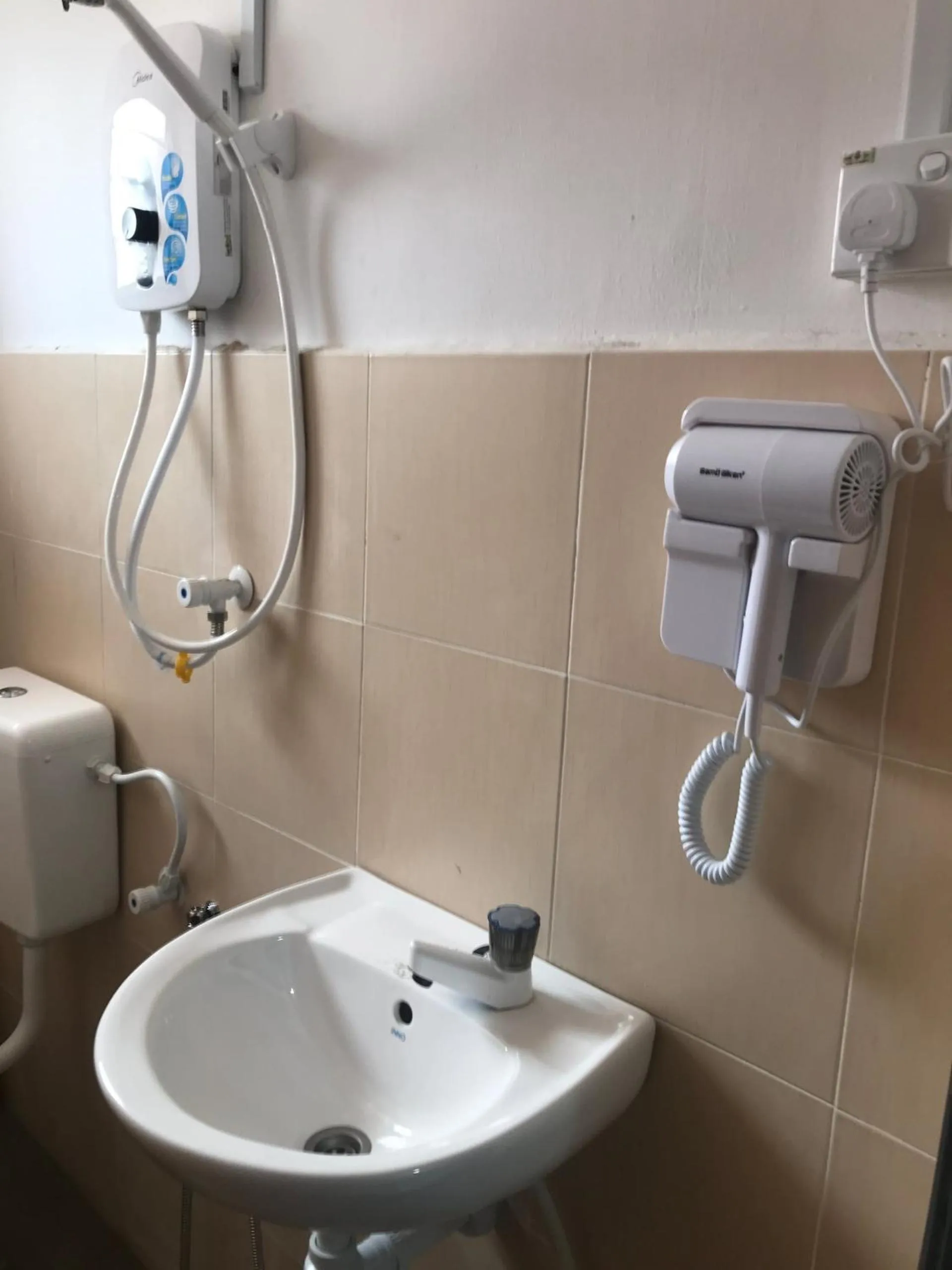 Bathroom in OYO 90493 JL Homestay