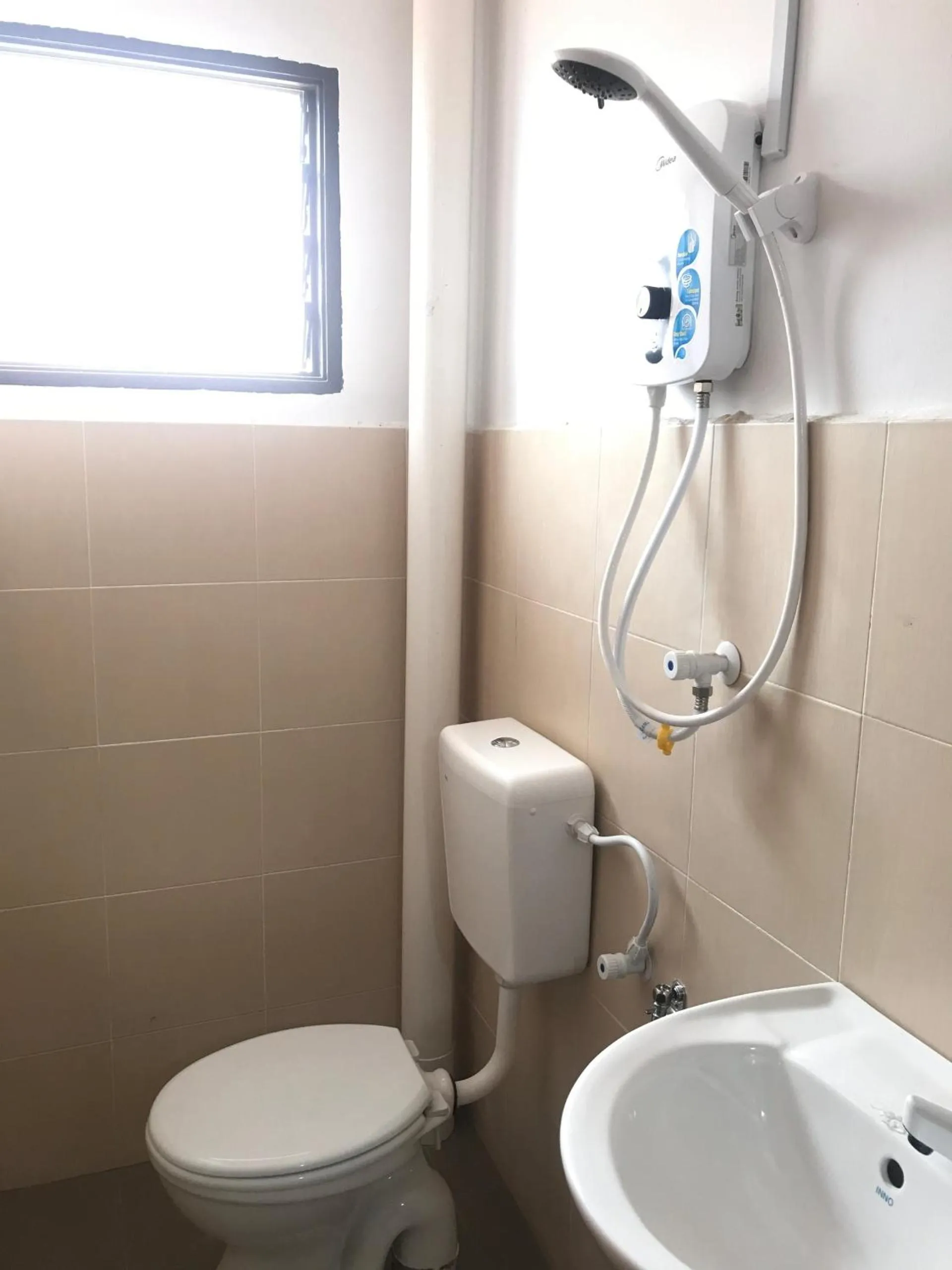 Bathroom in OYO 90493 JL Homestay