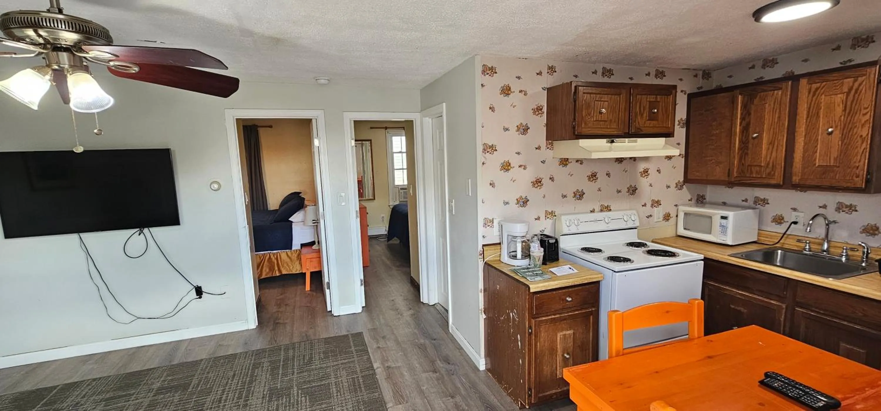 Communal lounge/ TV room in Ships Inn