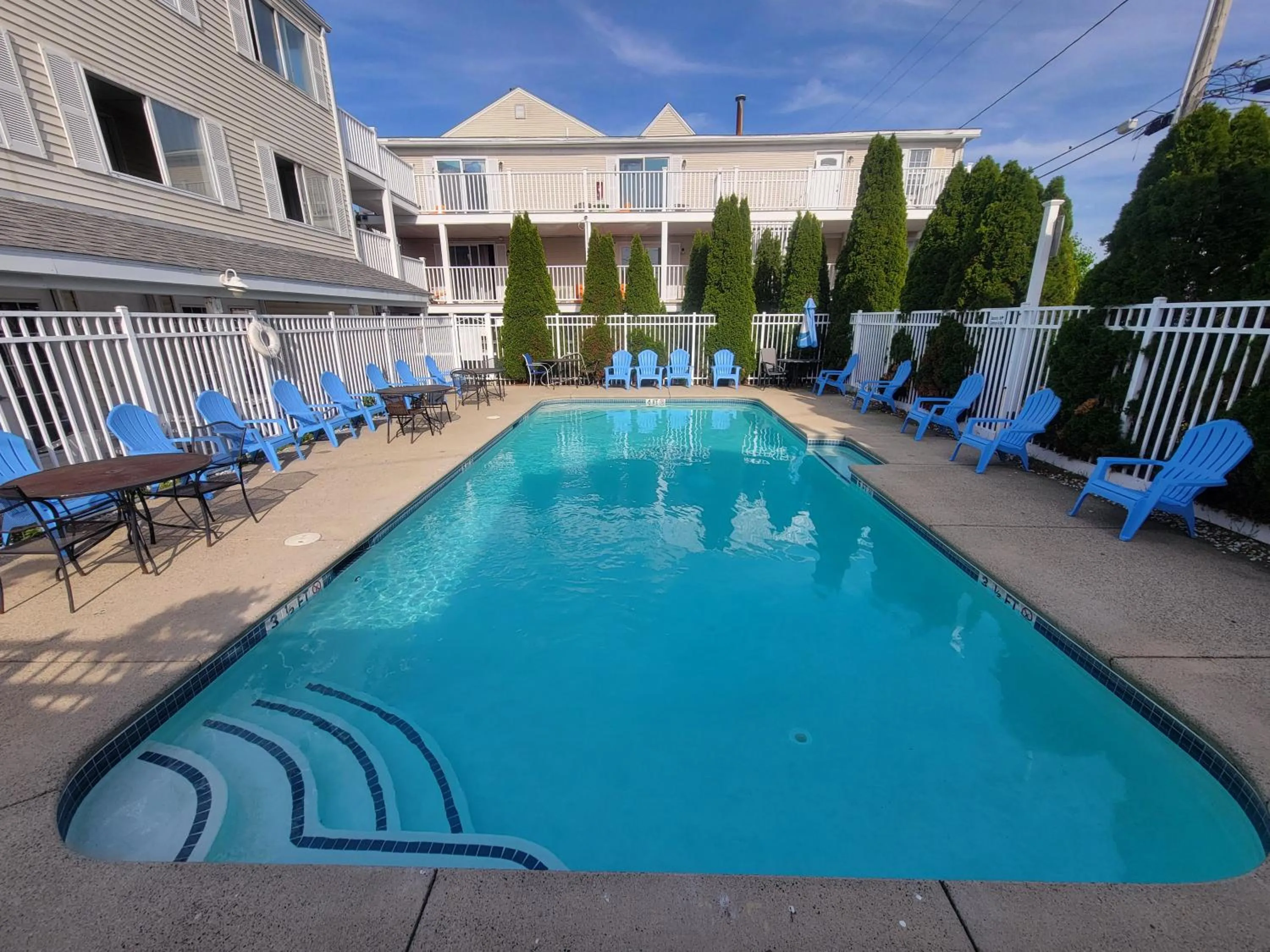 Pool view in Ships Inn