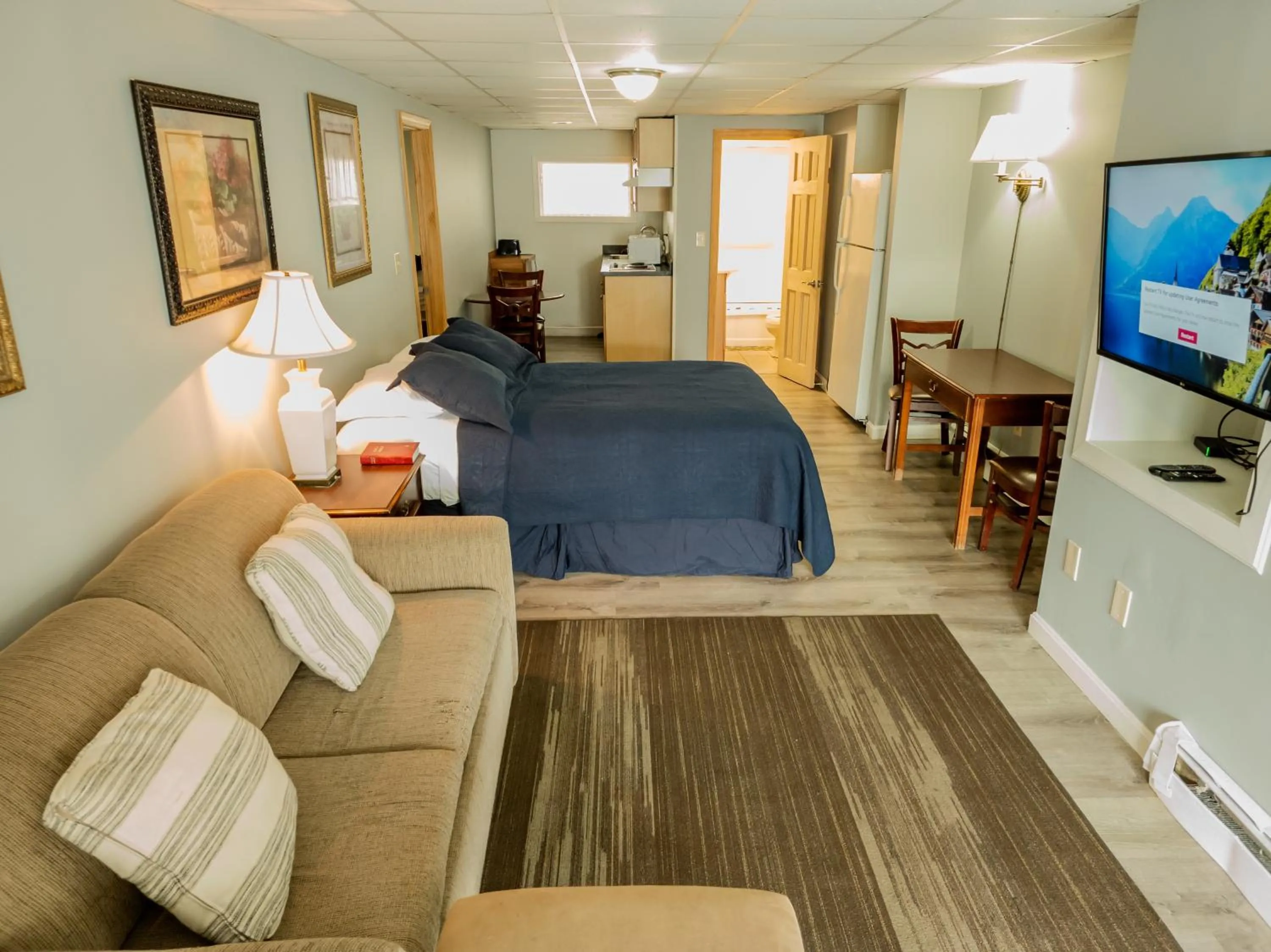 Communal lounge/ TV room, Bed in Ships Inn