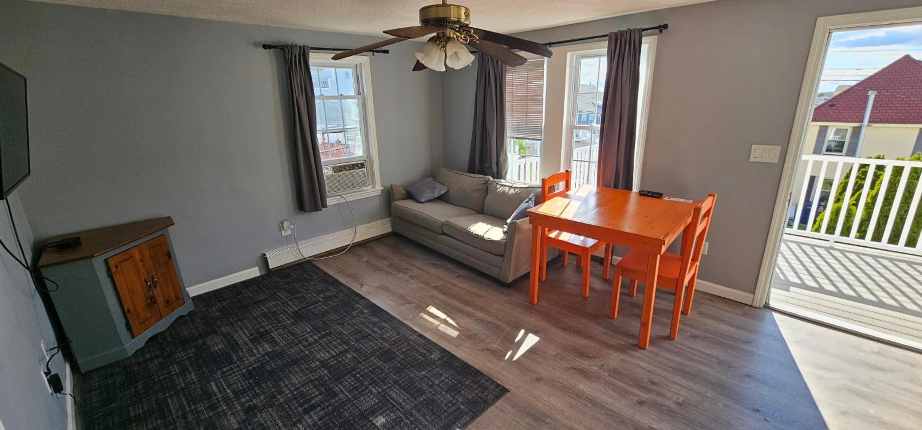 Communal lounge/ TV room in Ships Inn