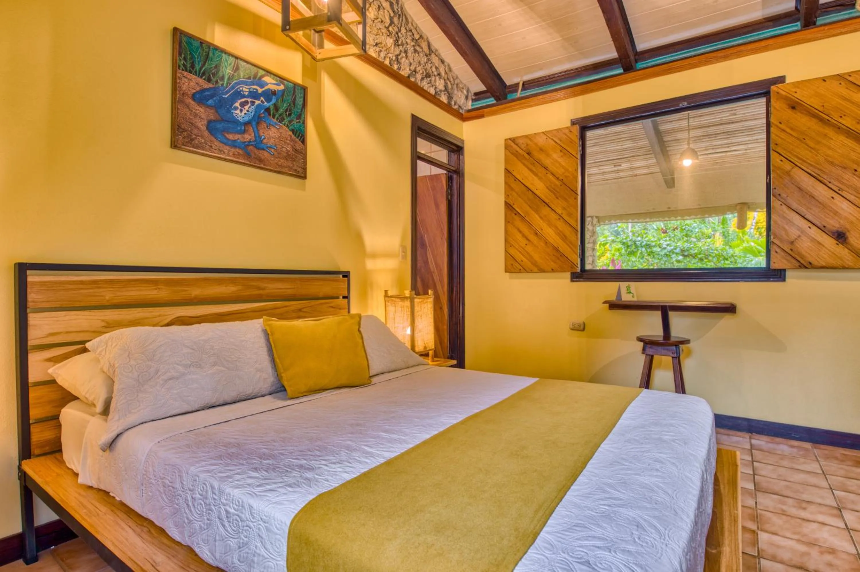 Bed in Atlantida Lodge Cahuita