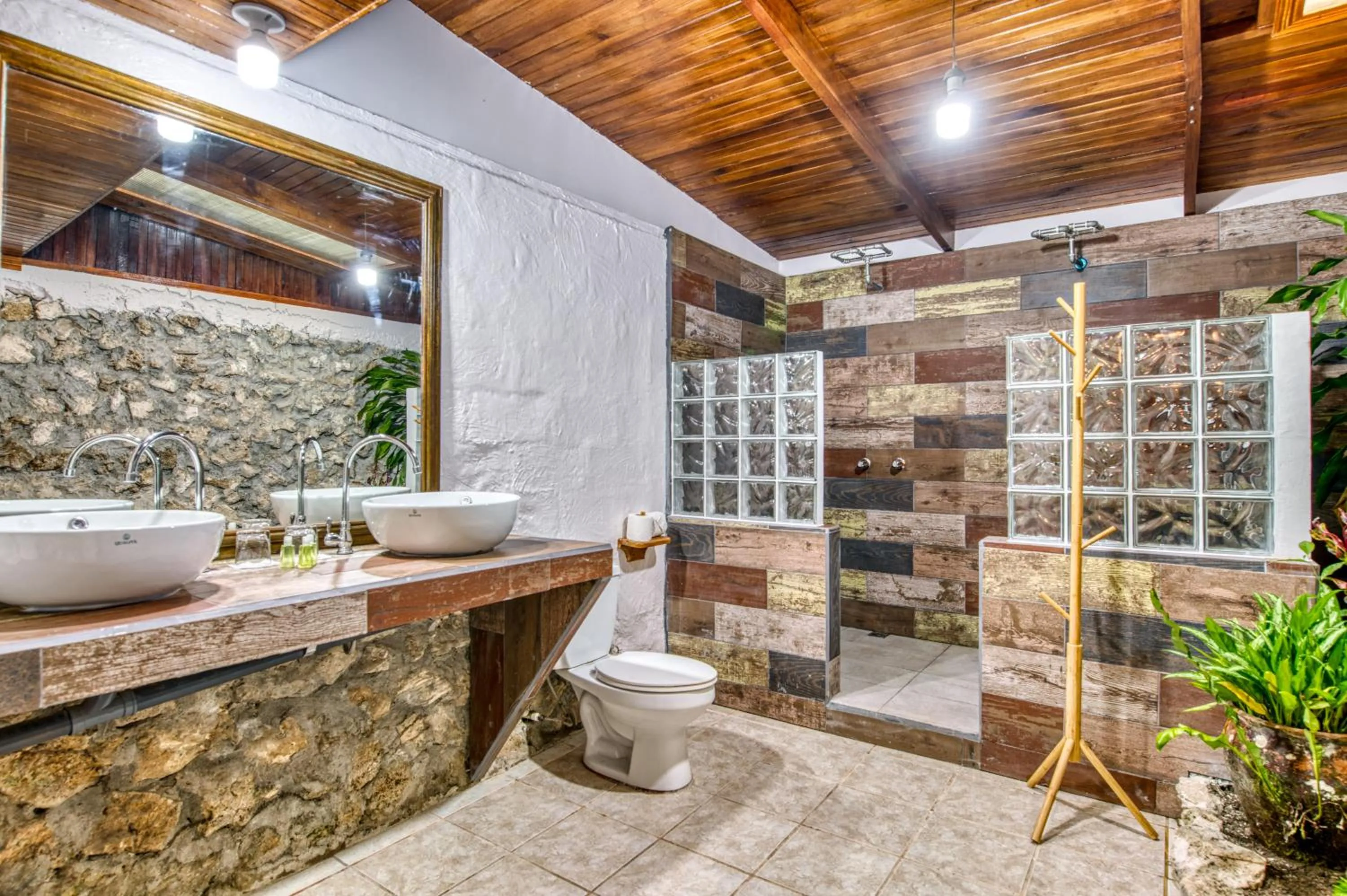 Shower in Atlantida Lodge Cahuita