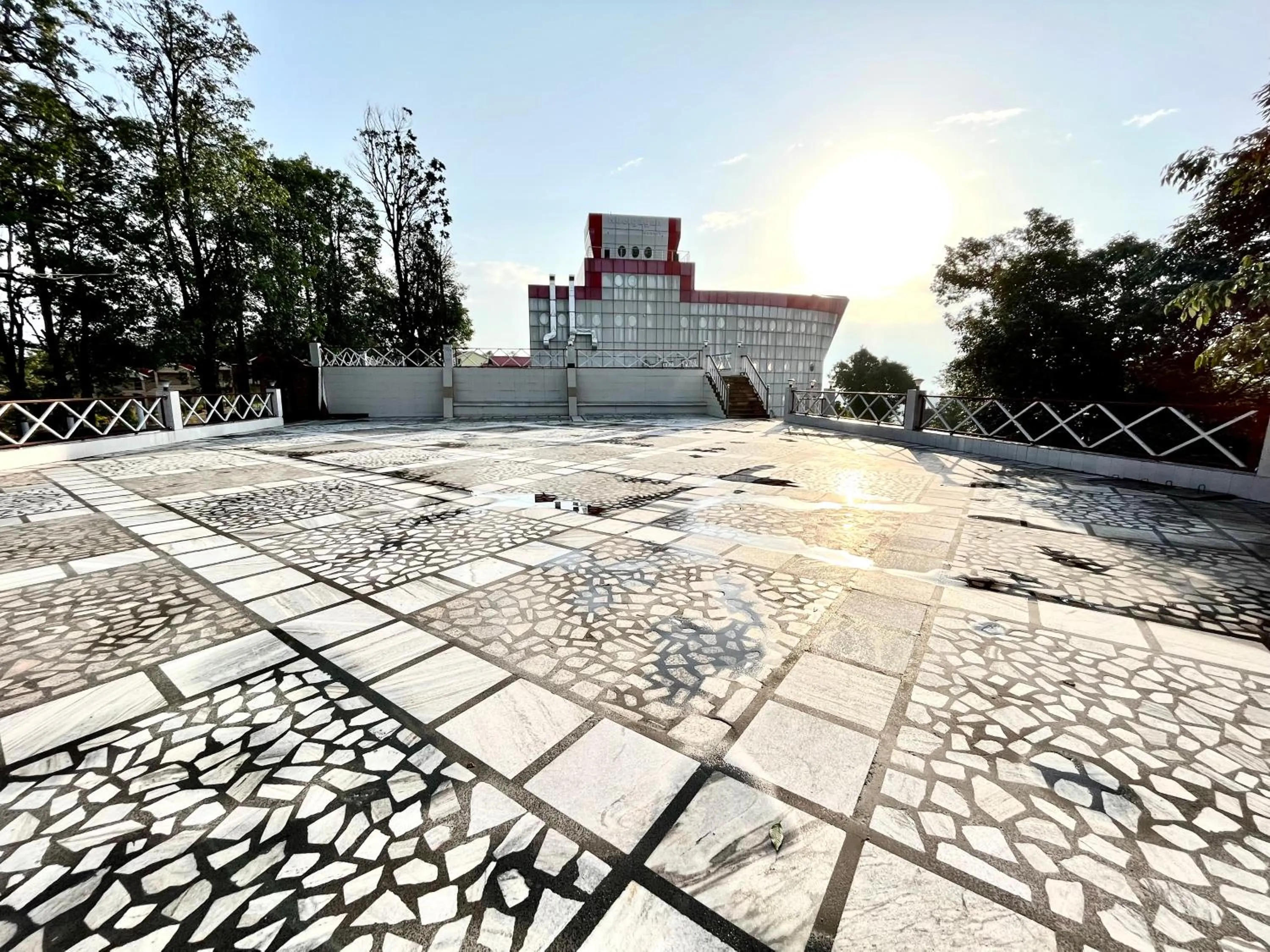 Restaurant/places to eat in NEELGAGAN RESORT