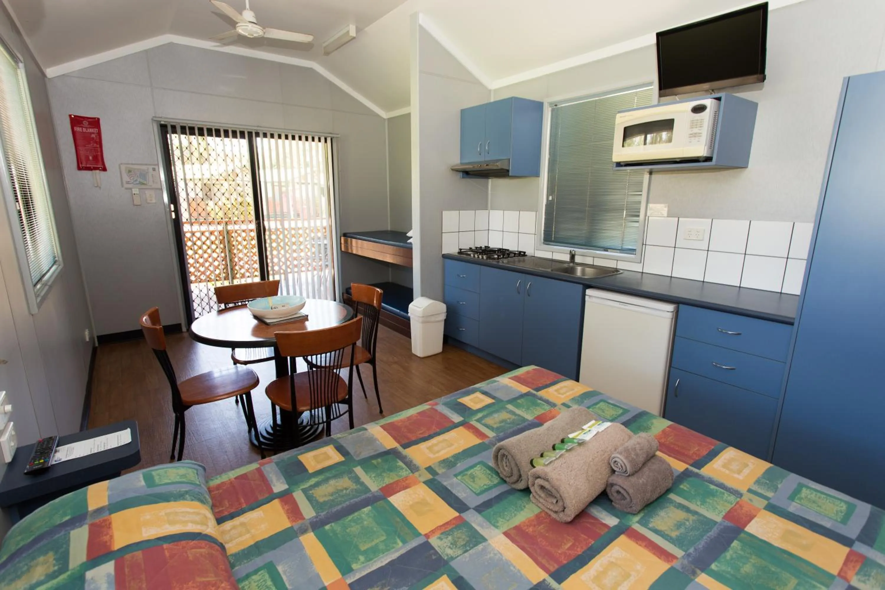 Kitchen or kitchenette, Bed in Ivanhoe Resort