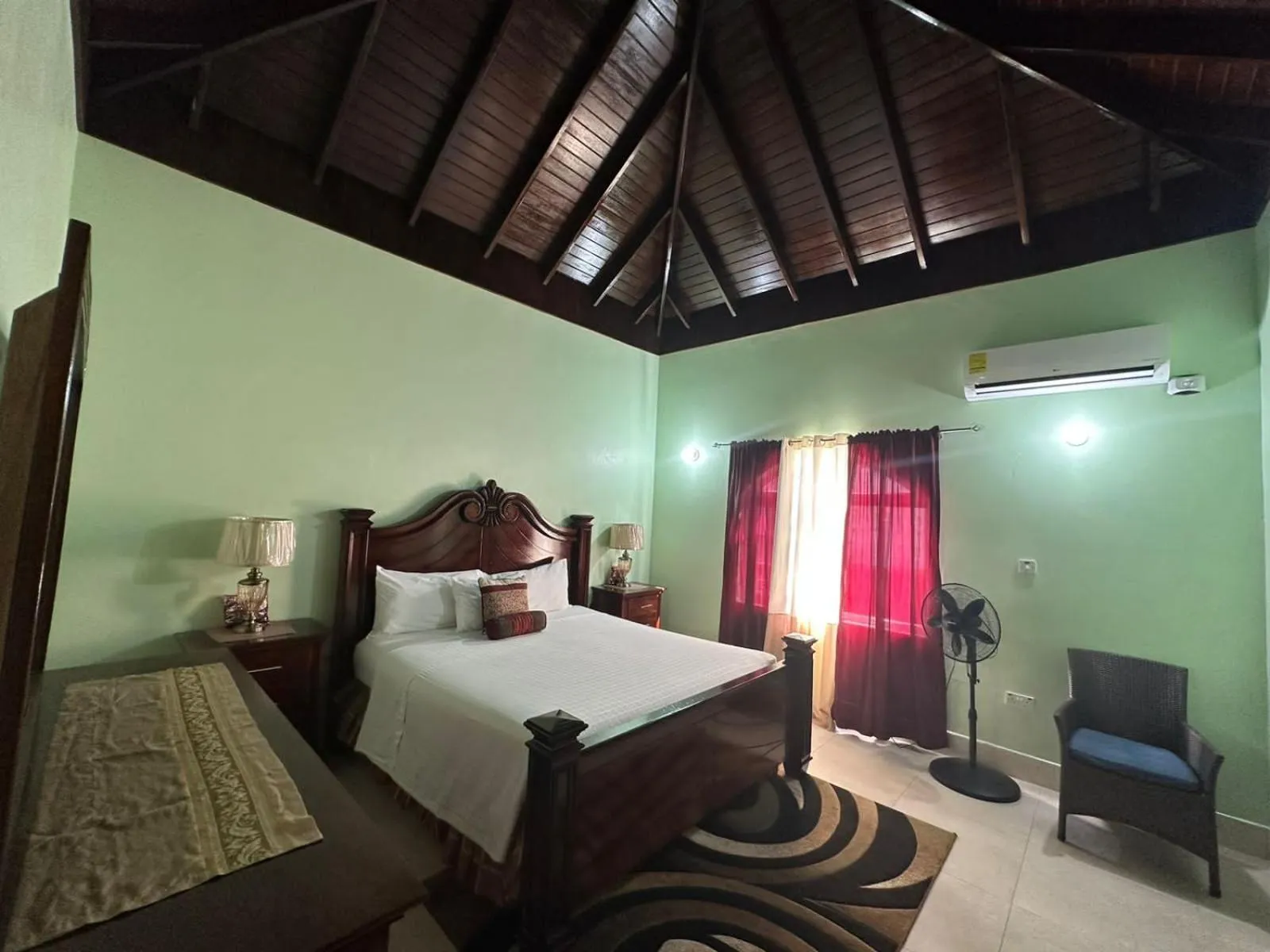 Photo of the whole room, Bed in White House by White River