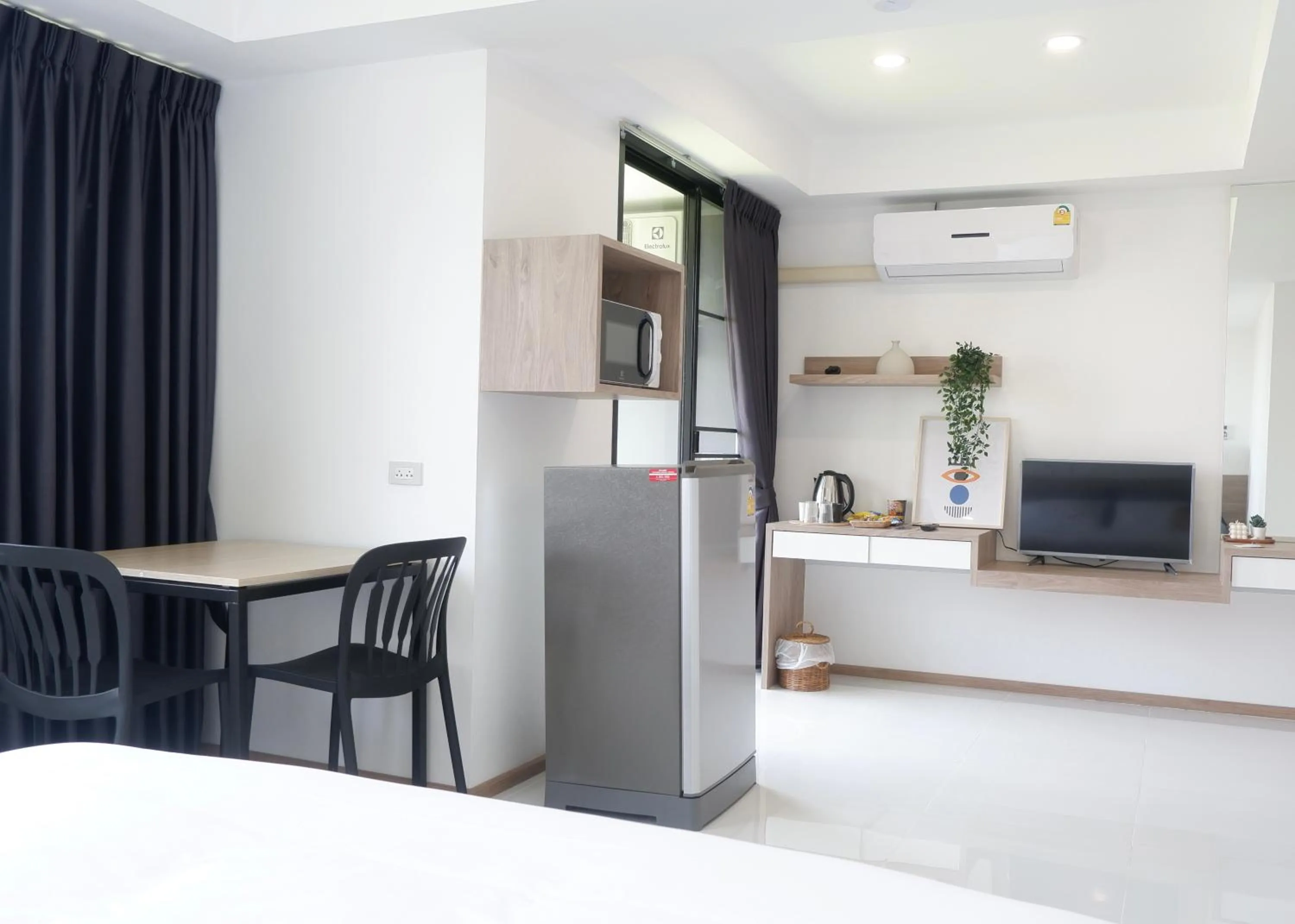Kitchen or kitchenette, Bed in Darin Chiangmai Hotel and Residence