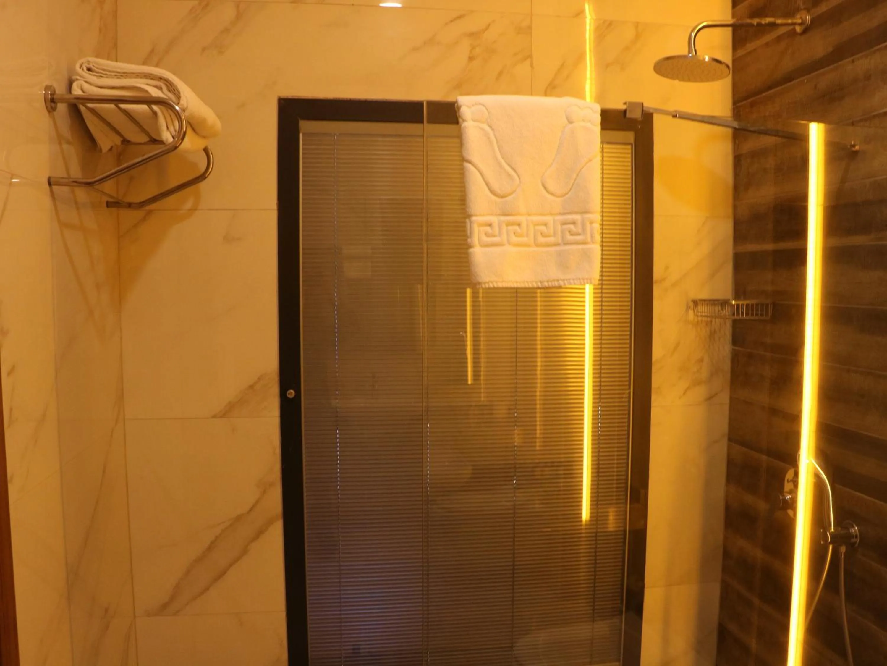 Bathroom in Isnova Hotel Airport