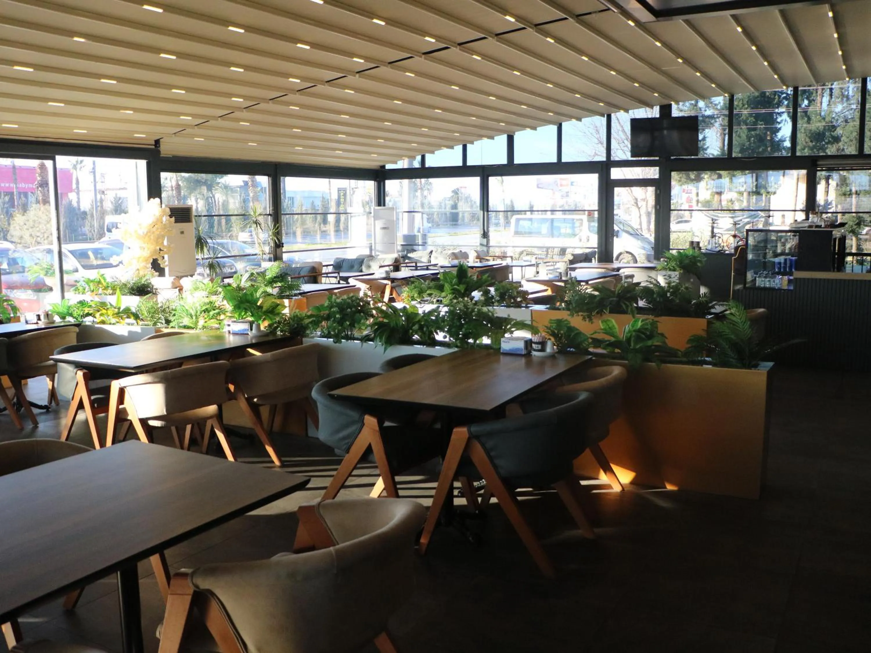 Restaurant/places to eat in Isnova Hotel Airport