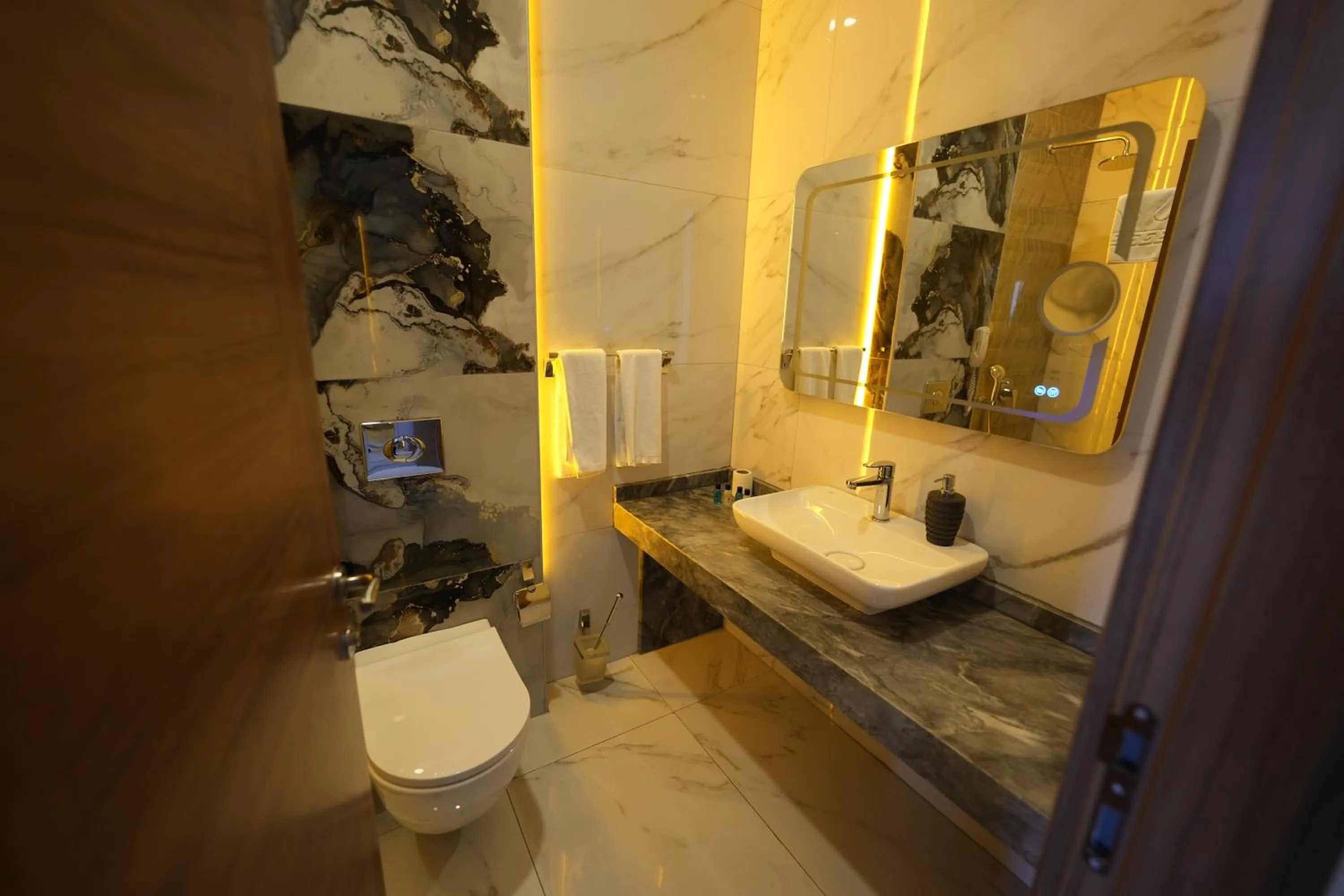 Shower in Isnova Hotel Airport