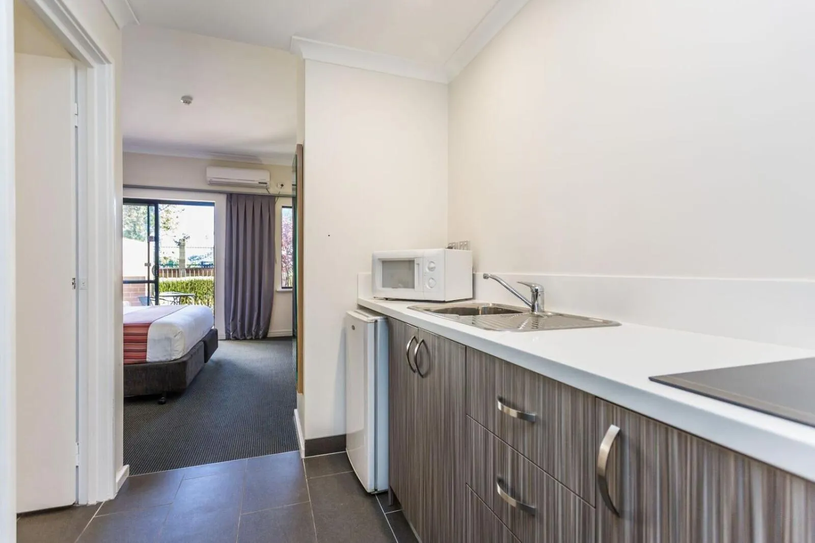 Kitchen or kitchenette, Bed in Country Comfort Perth