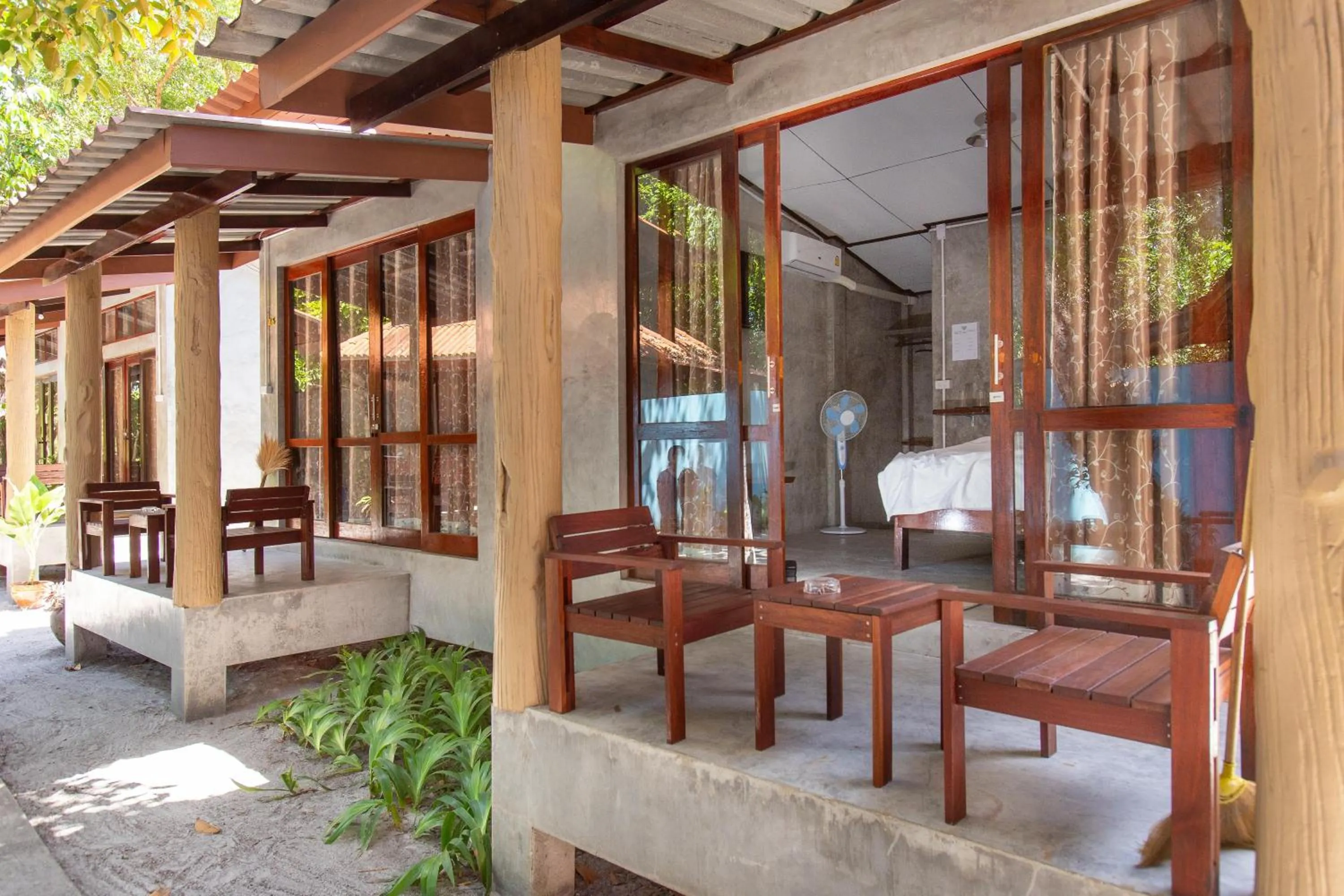 Photo of the whole room in Frog Beach House