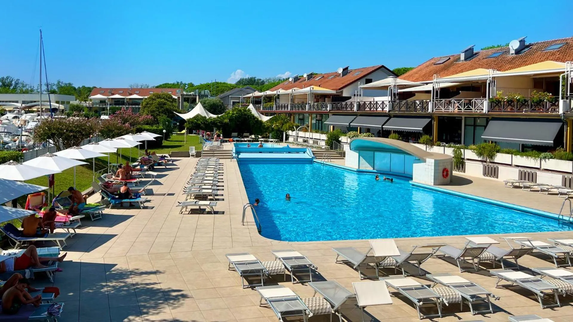 Swimming pool in Hotel Marina Uno