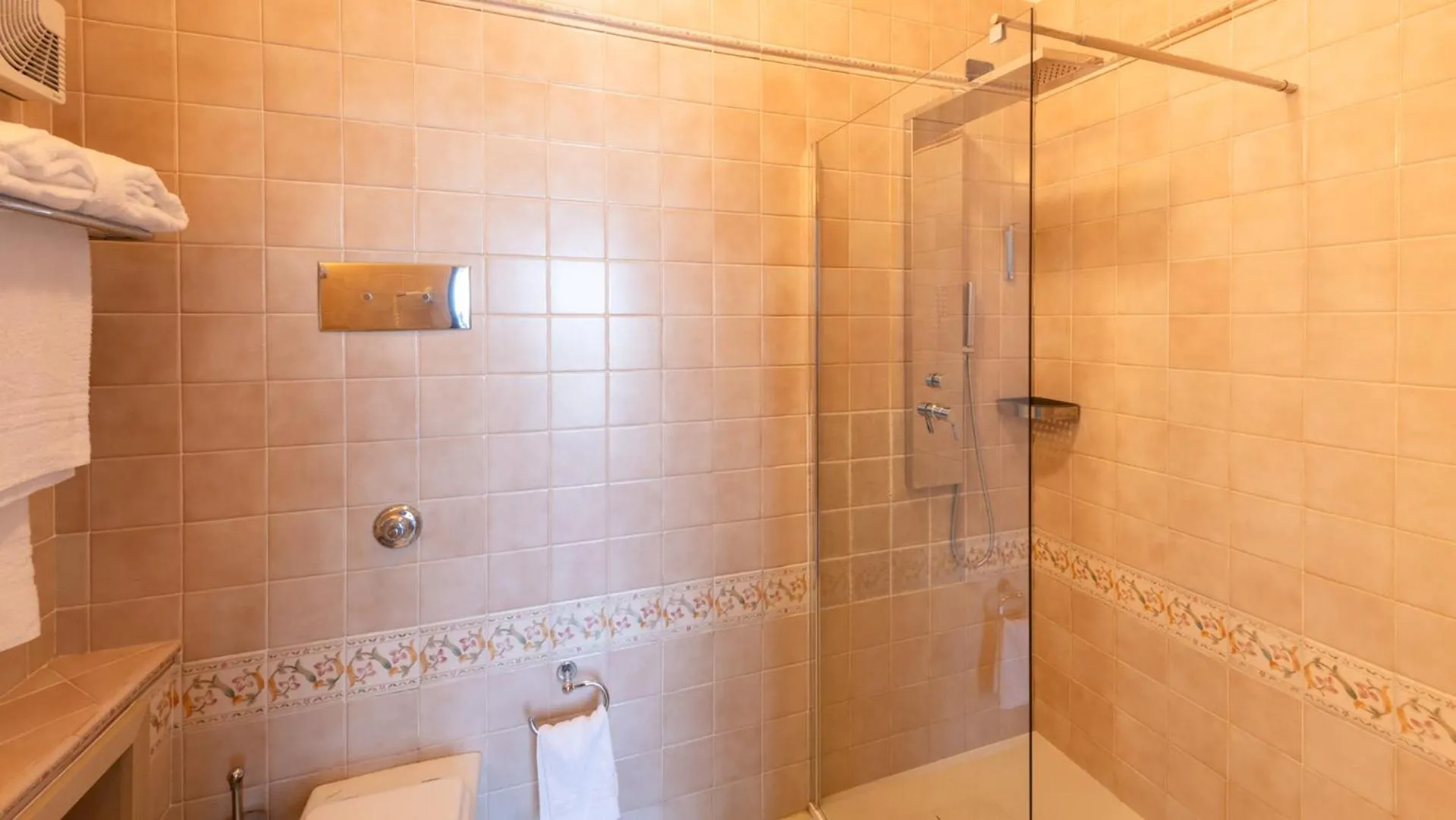 Shower in Hotel Marina Uno