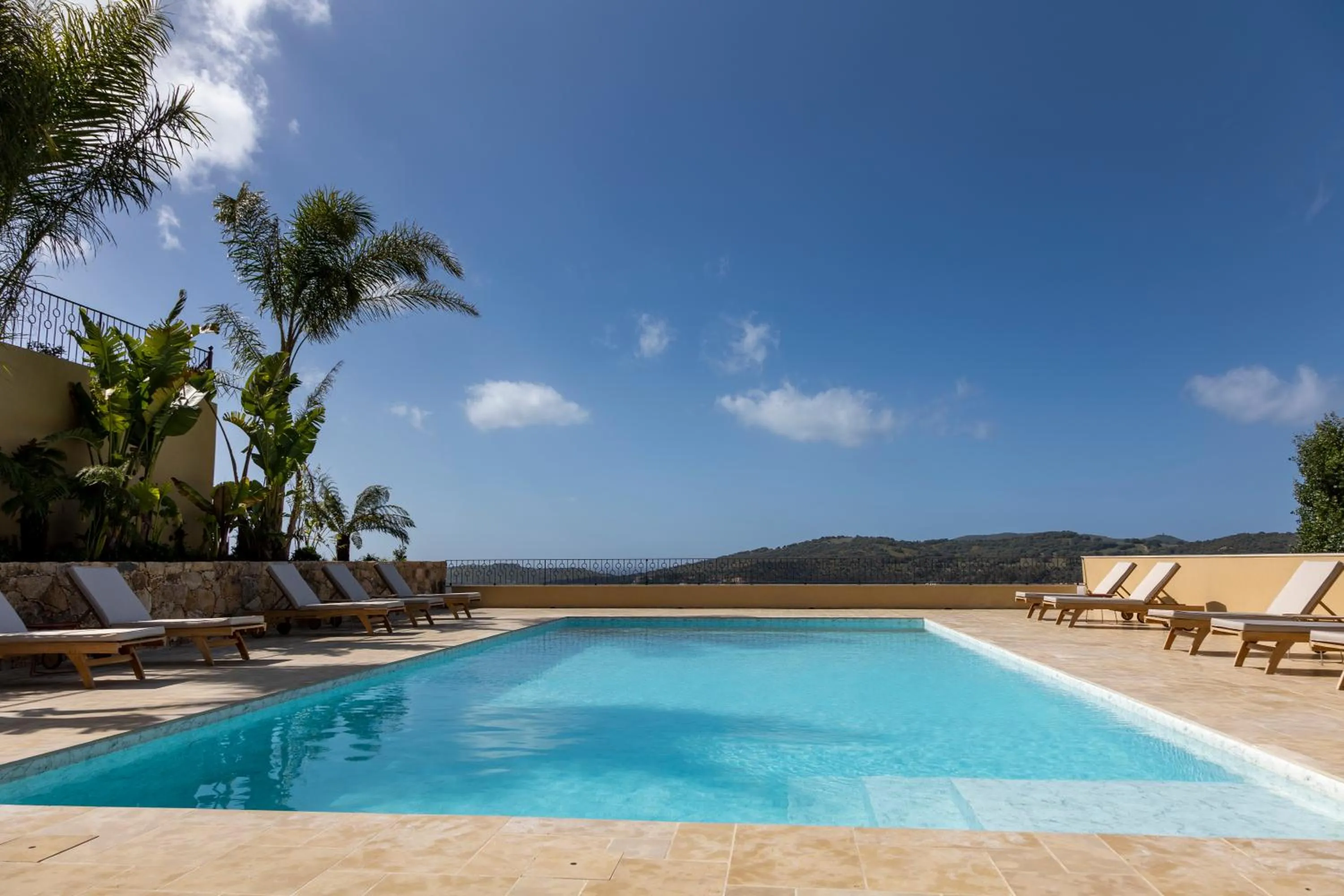 Swimming pool in Résidence Omigna